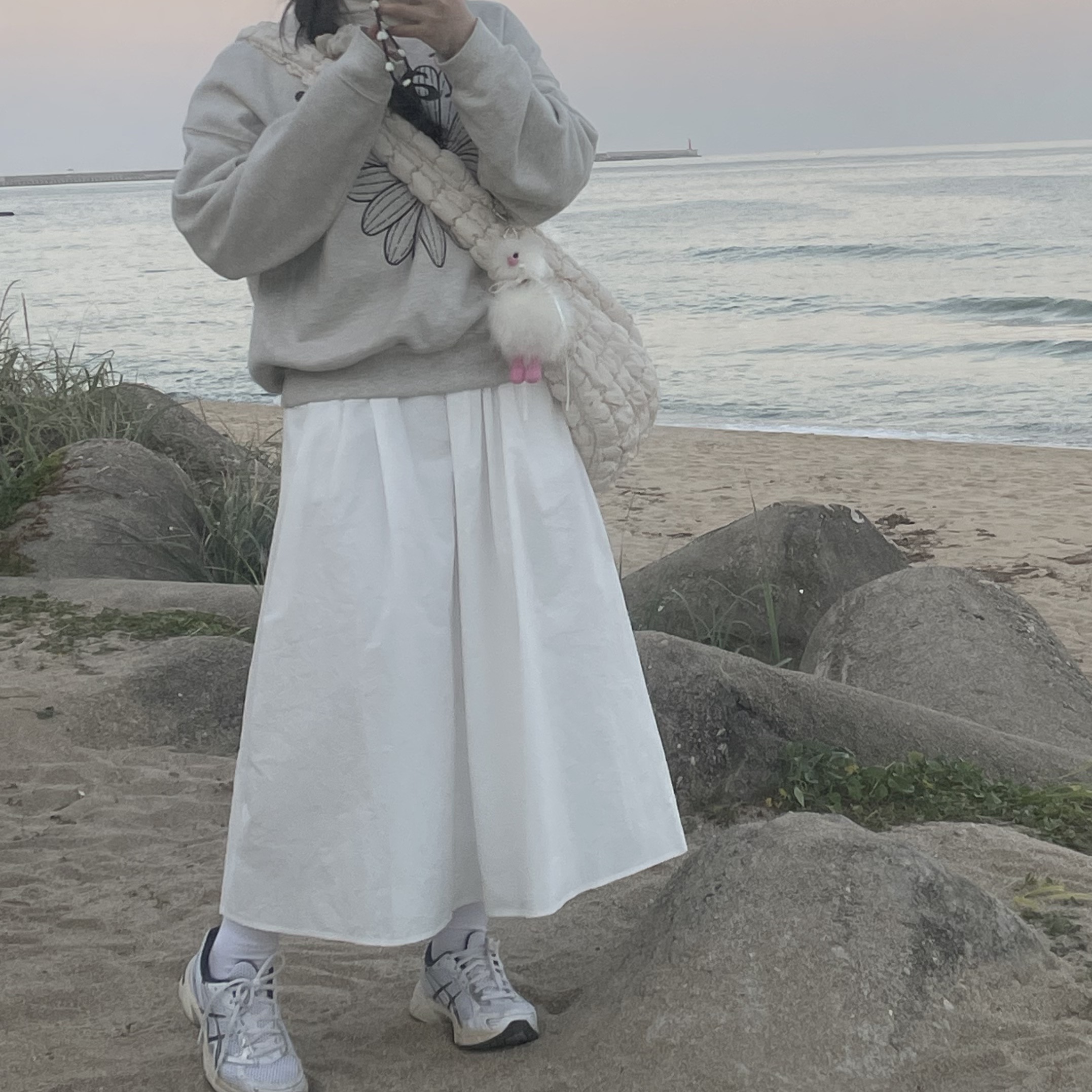 COS Quilted Oversized Shoulder Bag Off White Light Beige, (W) Asics Gel-1130 White Midnight 착용 스타일 - 3
