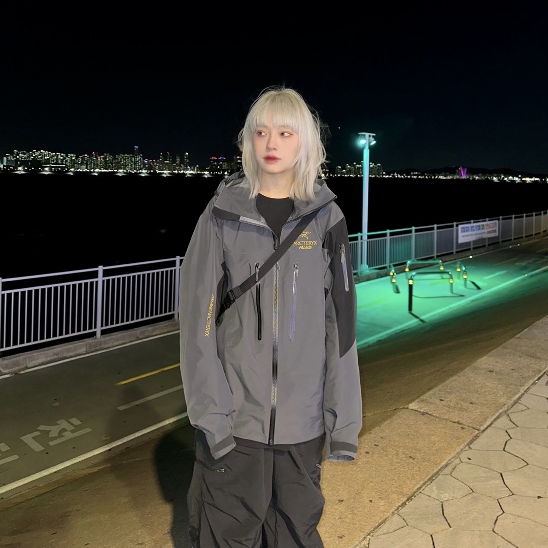 Palace x Arc'teryx Alpha SV Jacket Grey - 20FW, Arc'teryx Mantis 1 Waistpack Black 착용 스타일 - 2