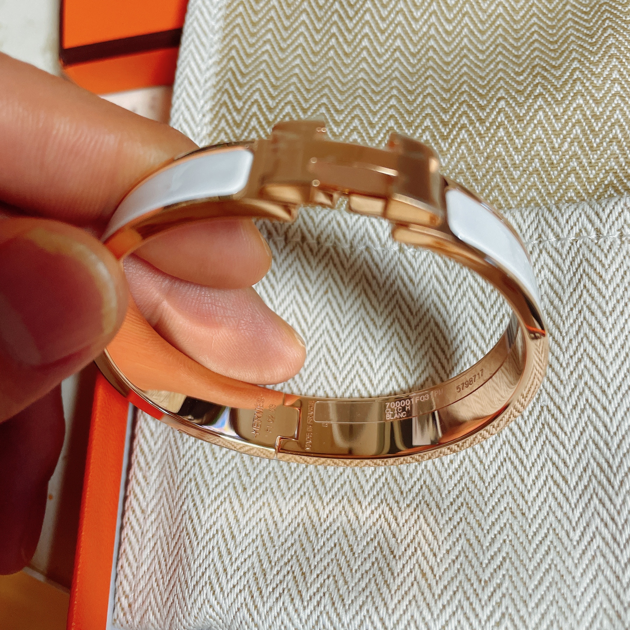 (W) Hermes Clic H Bracelet Rose Gold & Blanc 착용 스타일 - 2
