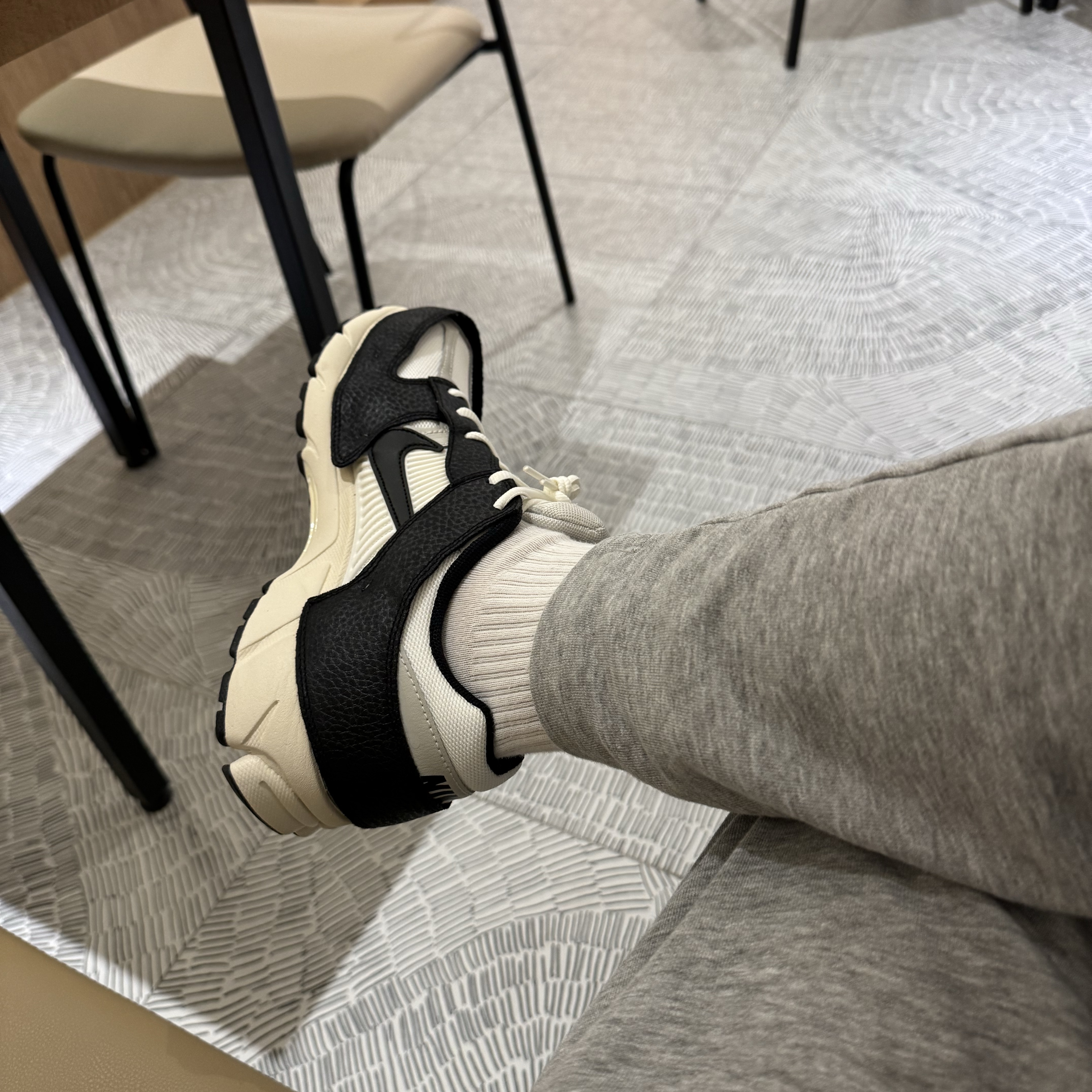 (W) Nike Zoom Vomero 5 Wolf Grey and Black 착용 스타일