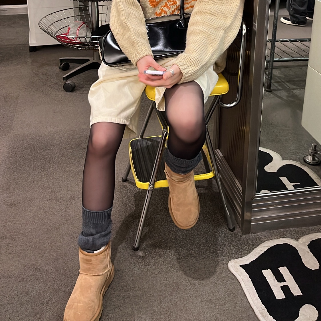 (W) UGG Classic Mini II Boots Chestnut 착용 스타일 - 2