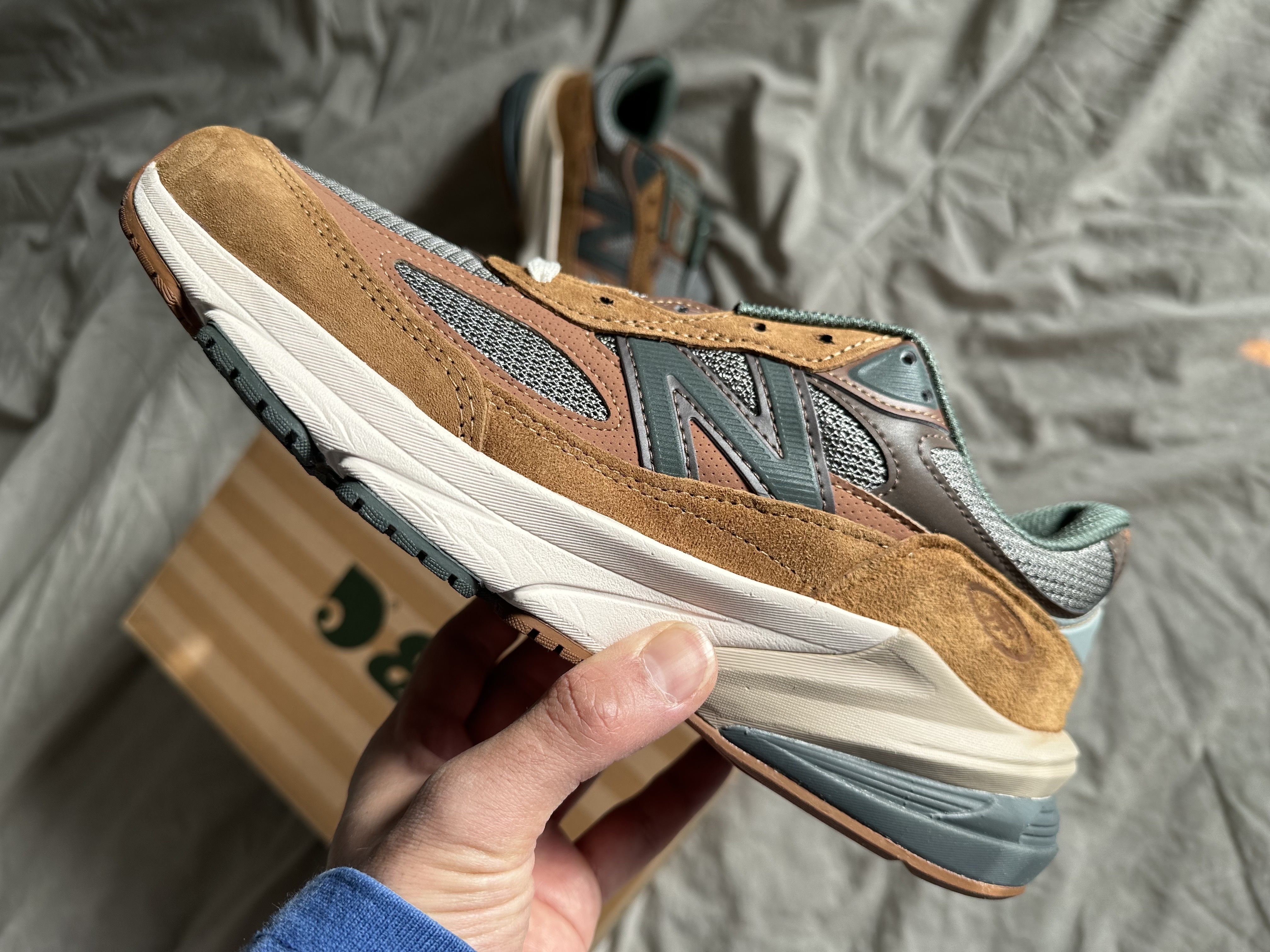 New Balance x Carhartt WIP 990v6 Made in USA Hamilton Brown Military Green 착용 스타일 - 3