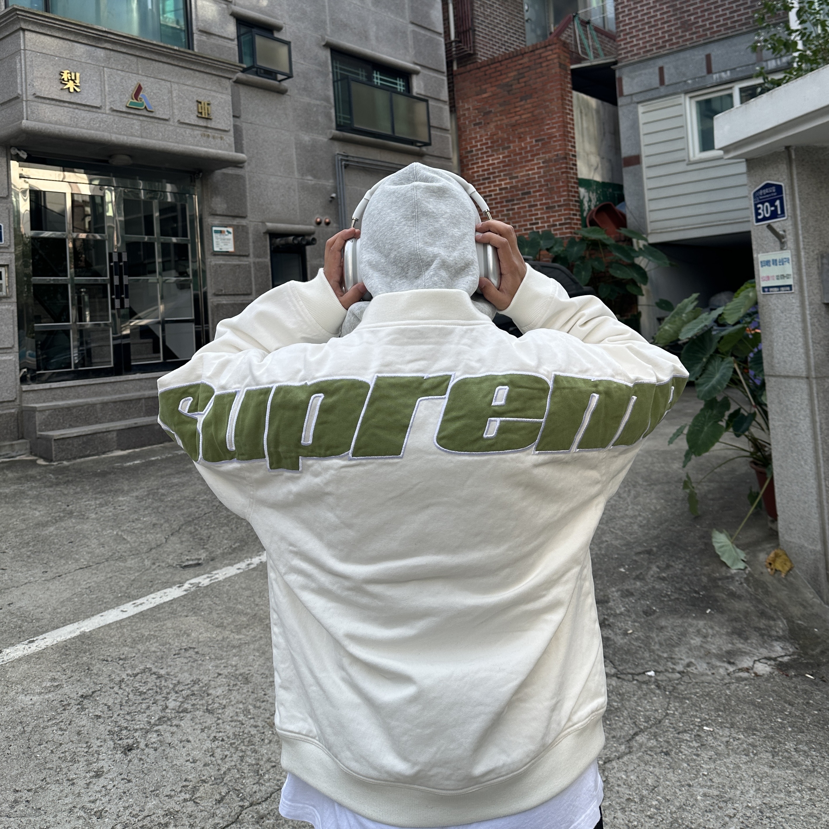 Apple AirPods Max Lightning Silver (Korean Ver.), Supreme Hooded Twill Varsity Jacket White - 22SS 착용 스타일 - 2