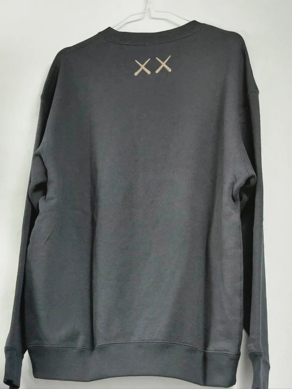 Uniqlo UT x Kaws Long Sleeve Sweatshirt Black 착용 스타일 - 4