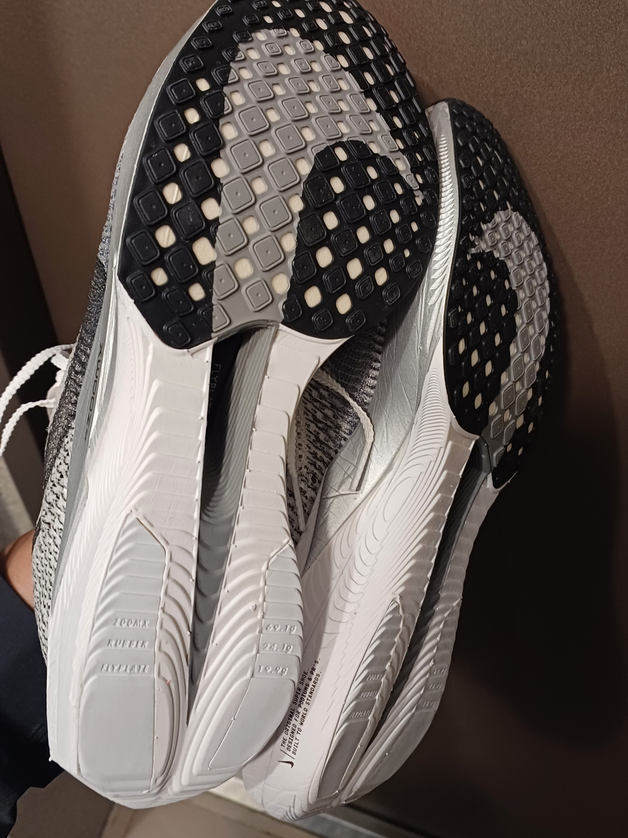 Nike ZoomX Vaporfly Next% 3 White Grey 착용 스타일 - 2