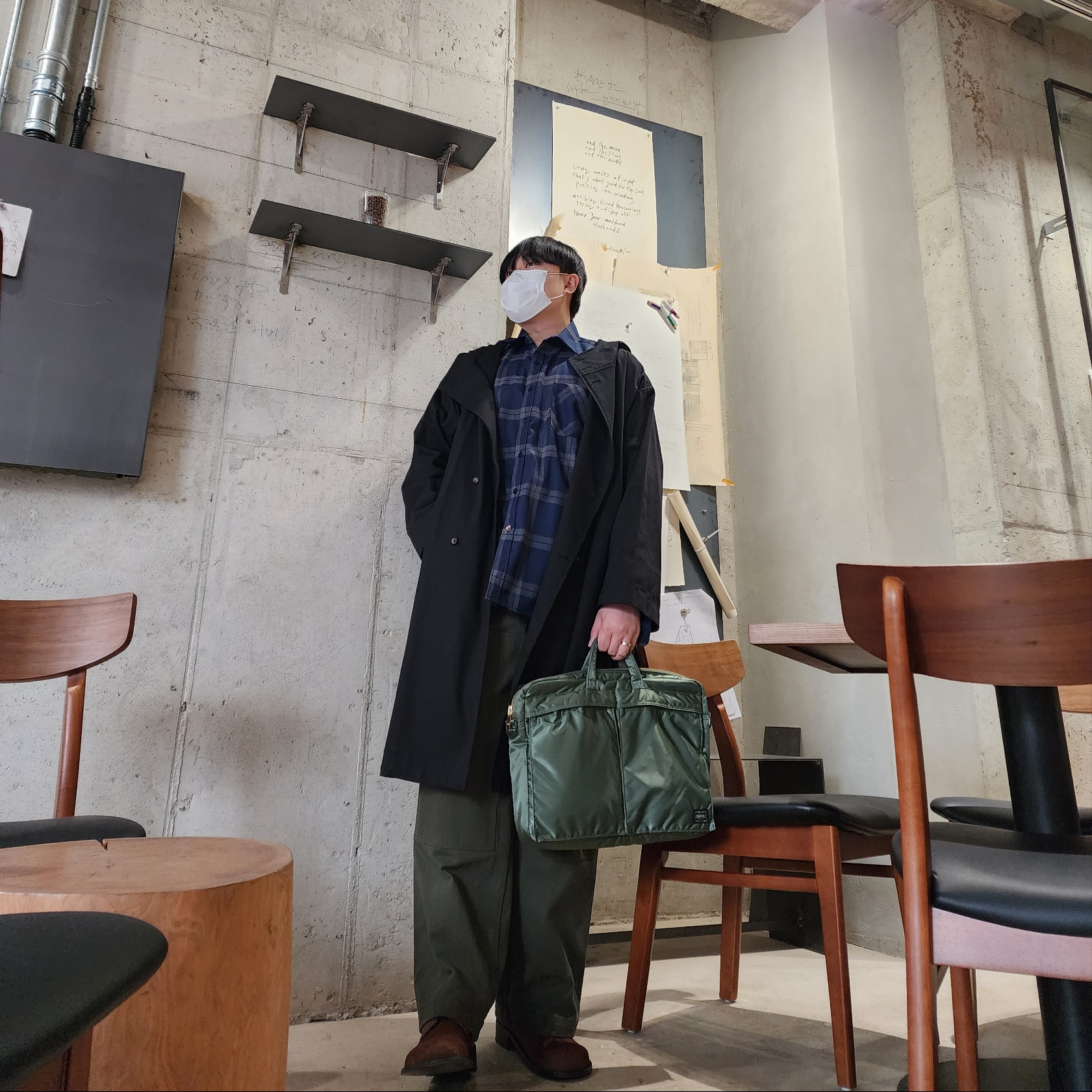 Porter Tanker 2Way Briefcase Sage Green 착용 스타일 - 4