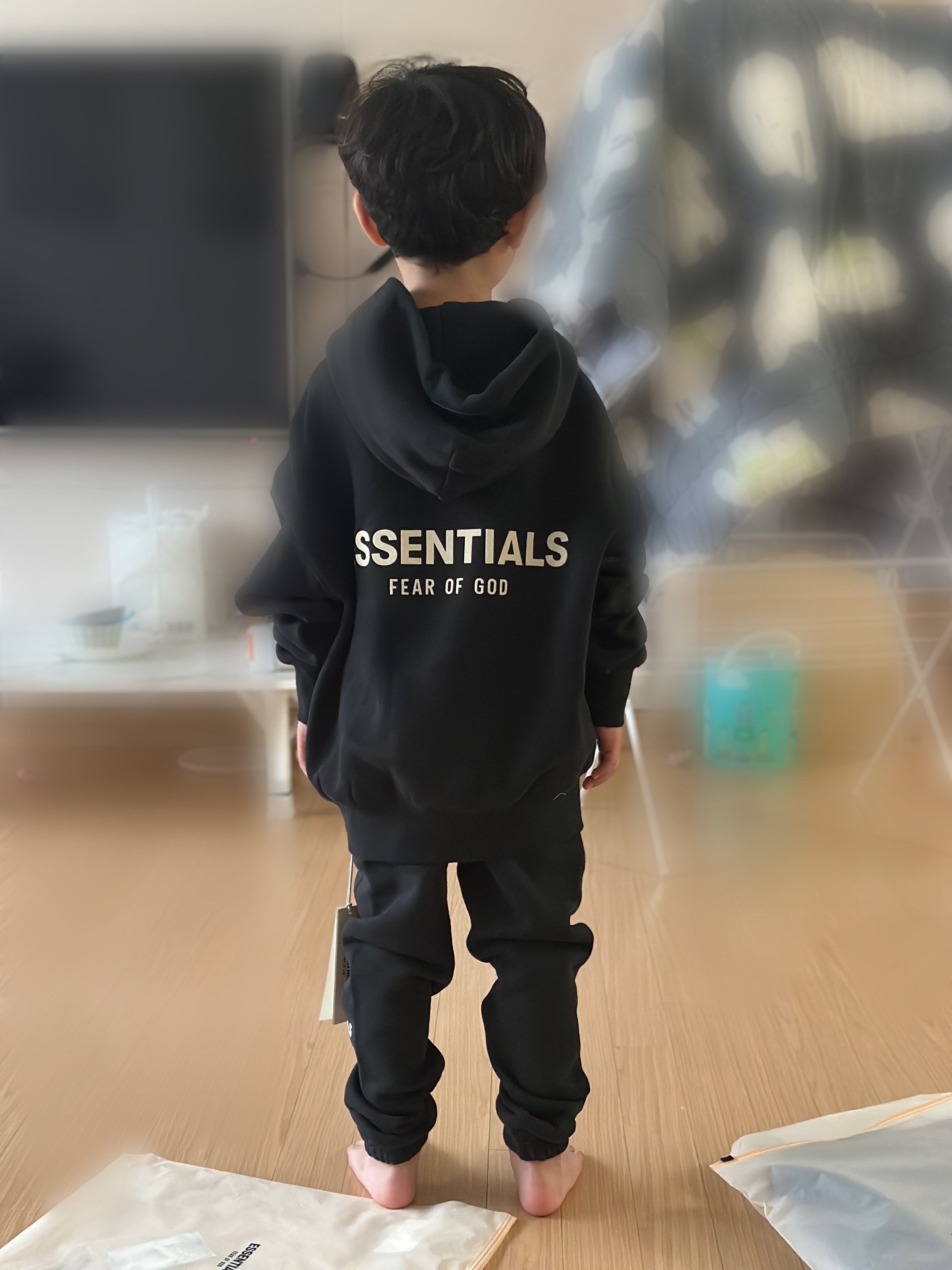(Kids) Essentials The Core Collection Sweatpants Stretch Limo, (Kids) Essentials The Core Collection Hoodie Stretch Limo 착용 스타일 - 2
