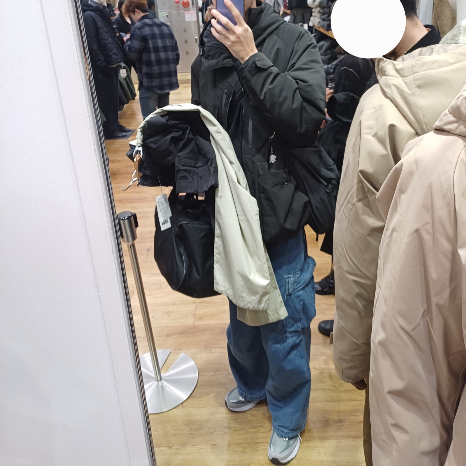 Uniqlo x White Mountaineering WPJ Hybrid Down Oversized Parka Black, Uniqlo U Drawstring Shoulder Bag Black 착용 스타일 - 2