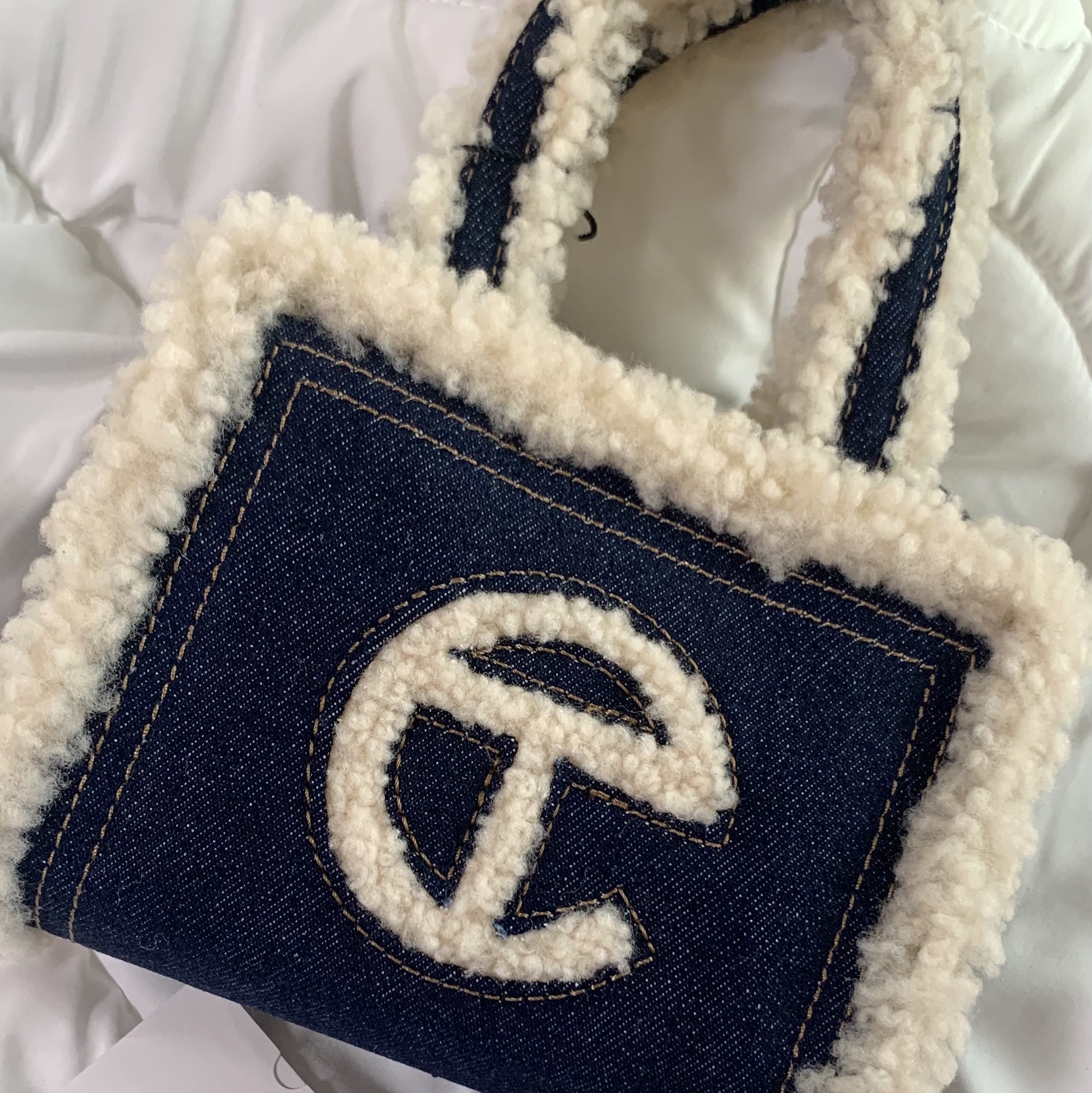 Telfar x UGG Small Shopping Bag Denim 착용 스타일