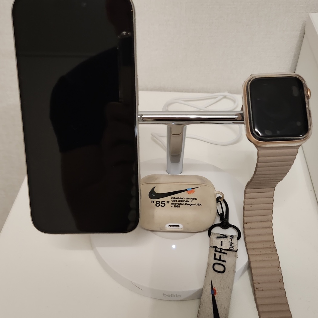 Belkin 3-in-1 MagSafe 15W Wireless Charging Stand WIZ017kr White 착용 스타일