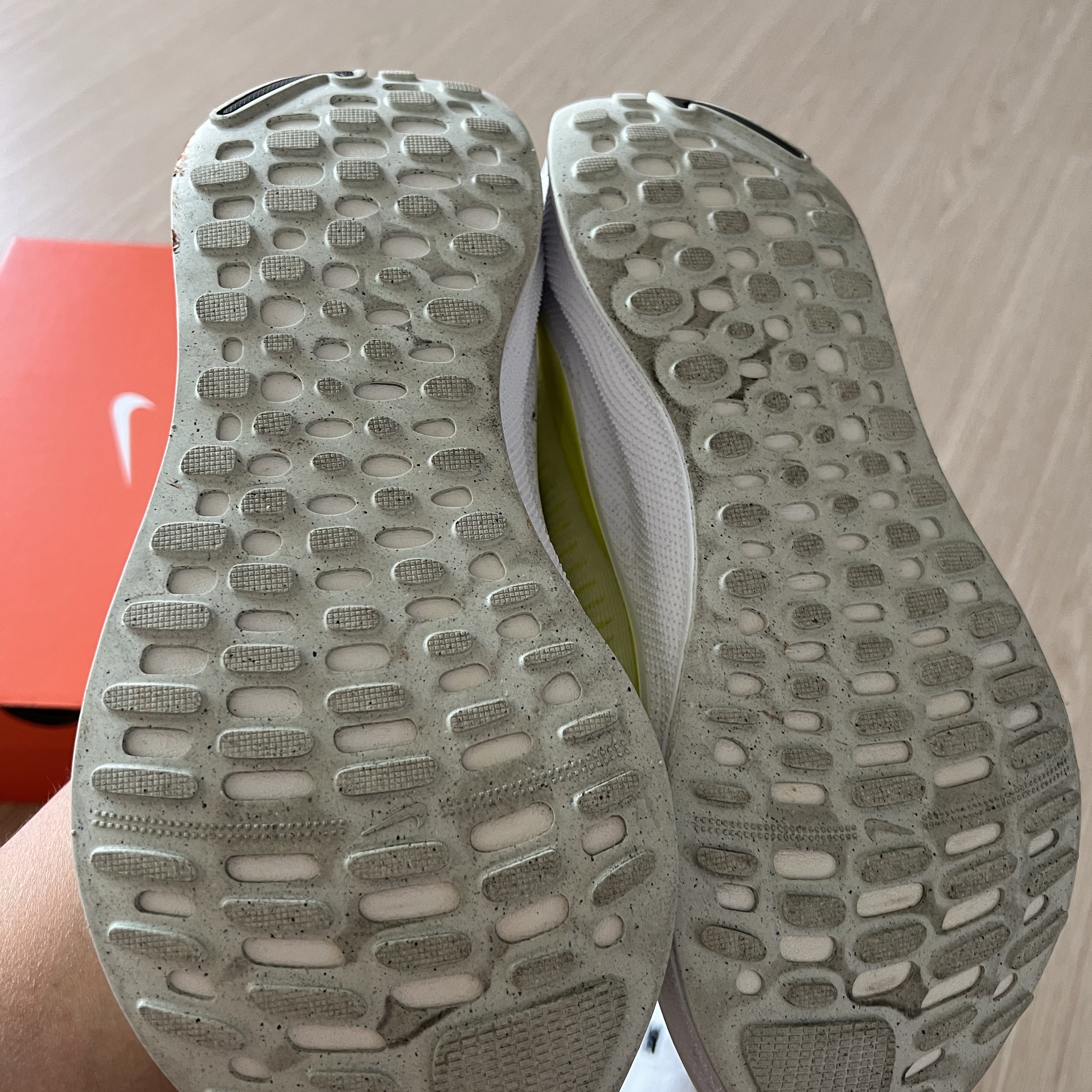 Nike ReactX Infinity Run 4 White Light Lemon Twist 착용 스타일 - 1