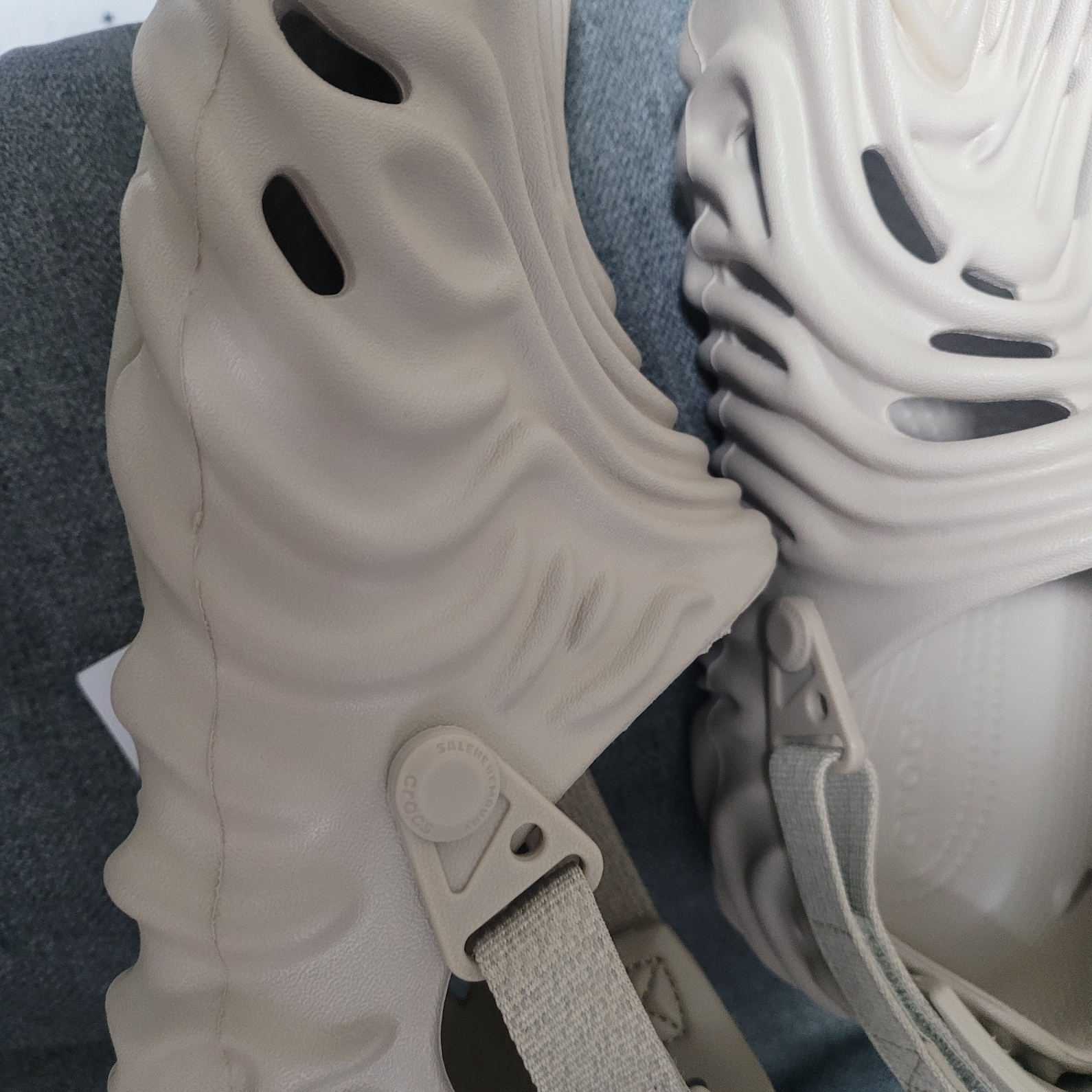 Crocs x Salehe Bembury Pollex Clog Horchata 착용 스타일