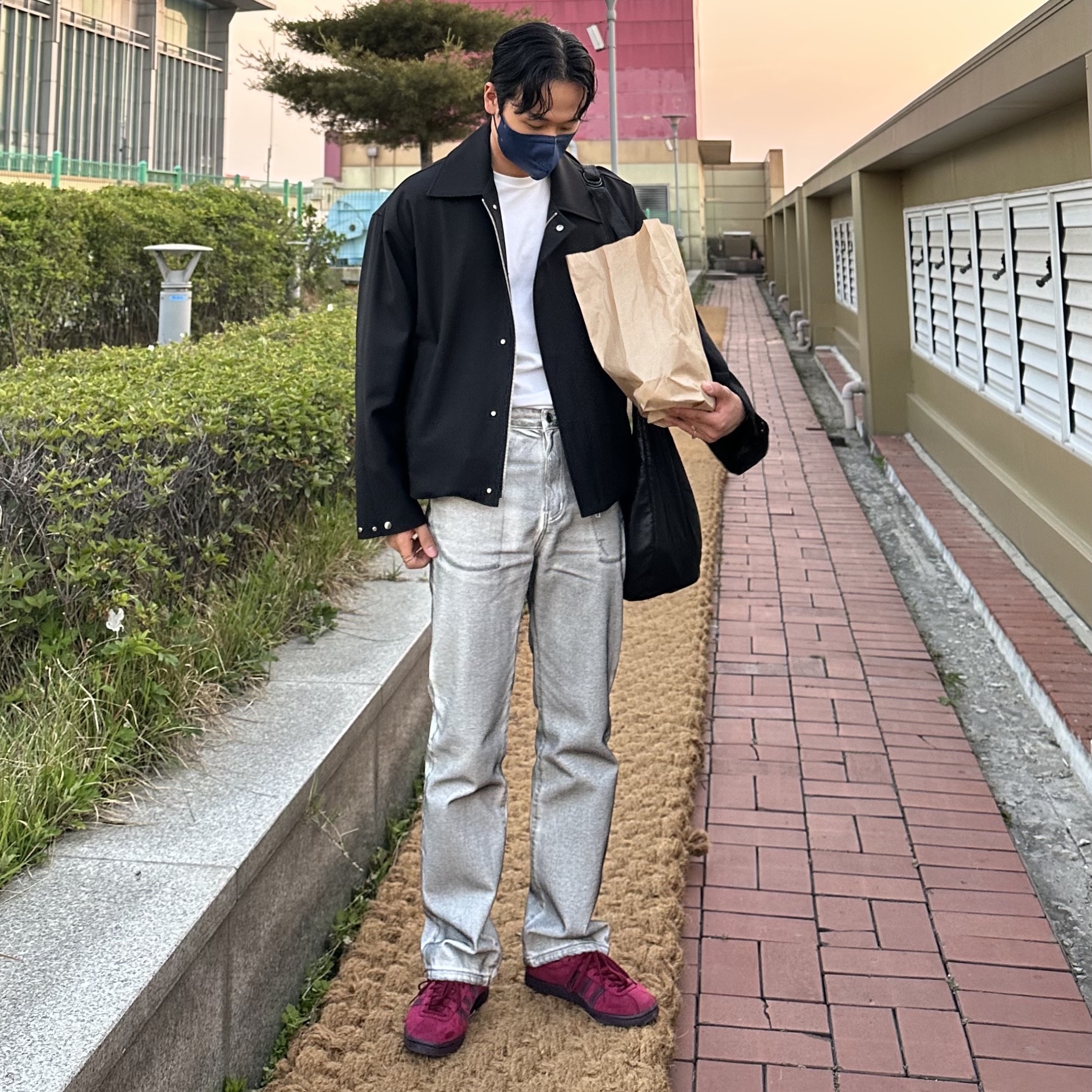 Adidas Tobacco Gruen Collegiate Burgundy 착용 스타일 - 2