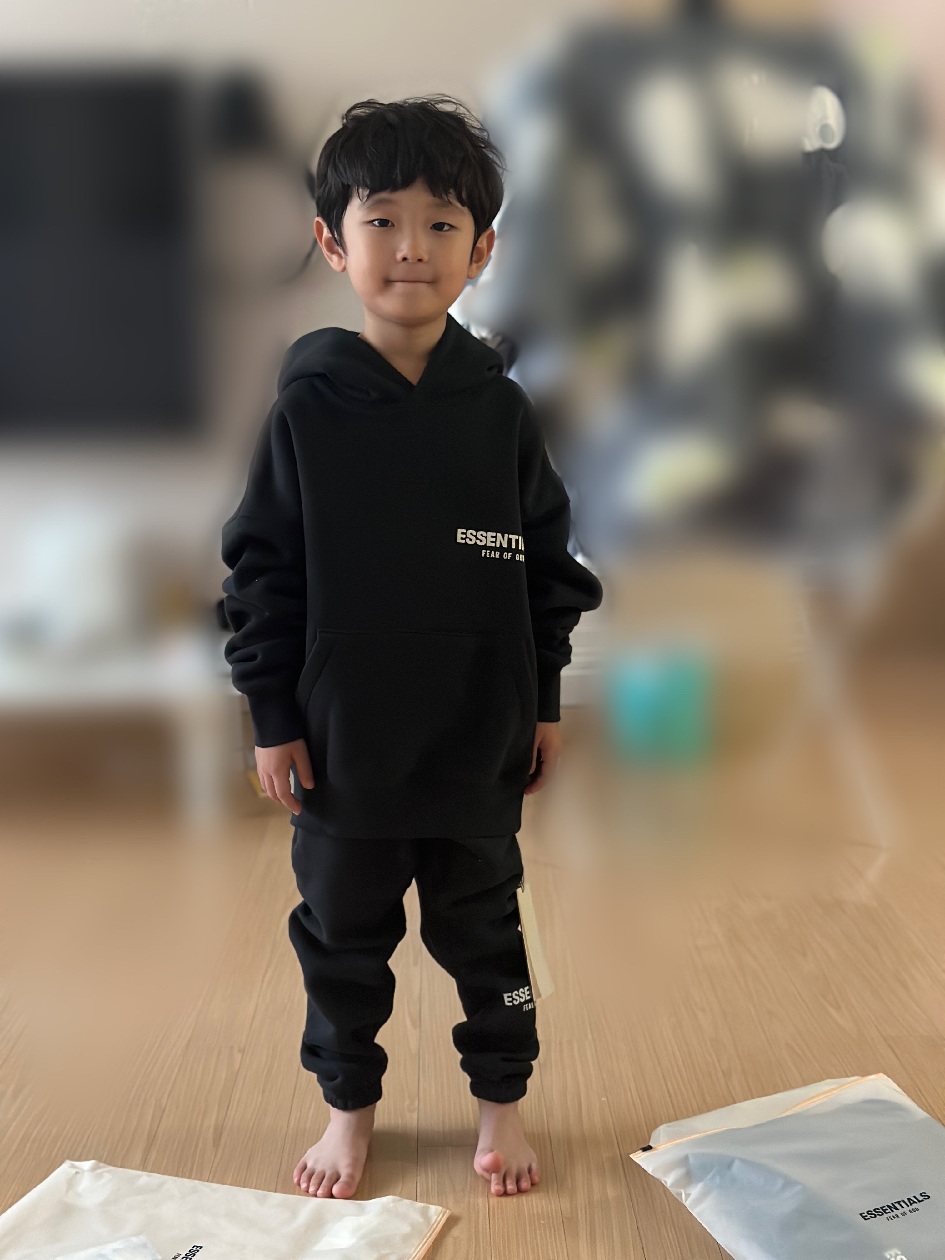 (Kids) Essentials The Core Collection Sweatpants Stretch Limo, (Kids) Essentials The Core Collection Hoodie Stretch Limo 착용 스타일 - 1