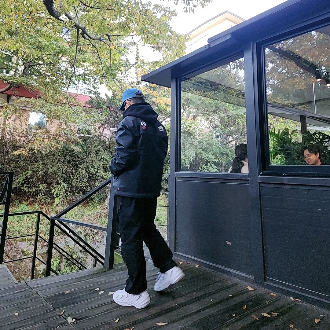 Supreme Washed Chino Twill Camp Cap Denim - 23FW, Supreme x The North Face Summit Series Outer Tape Seam Coaches Jacket Black - 21SS 착용 스타일