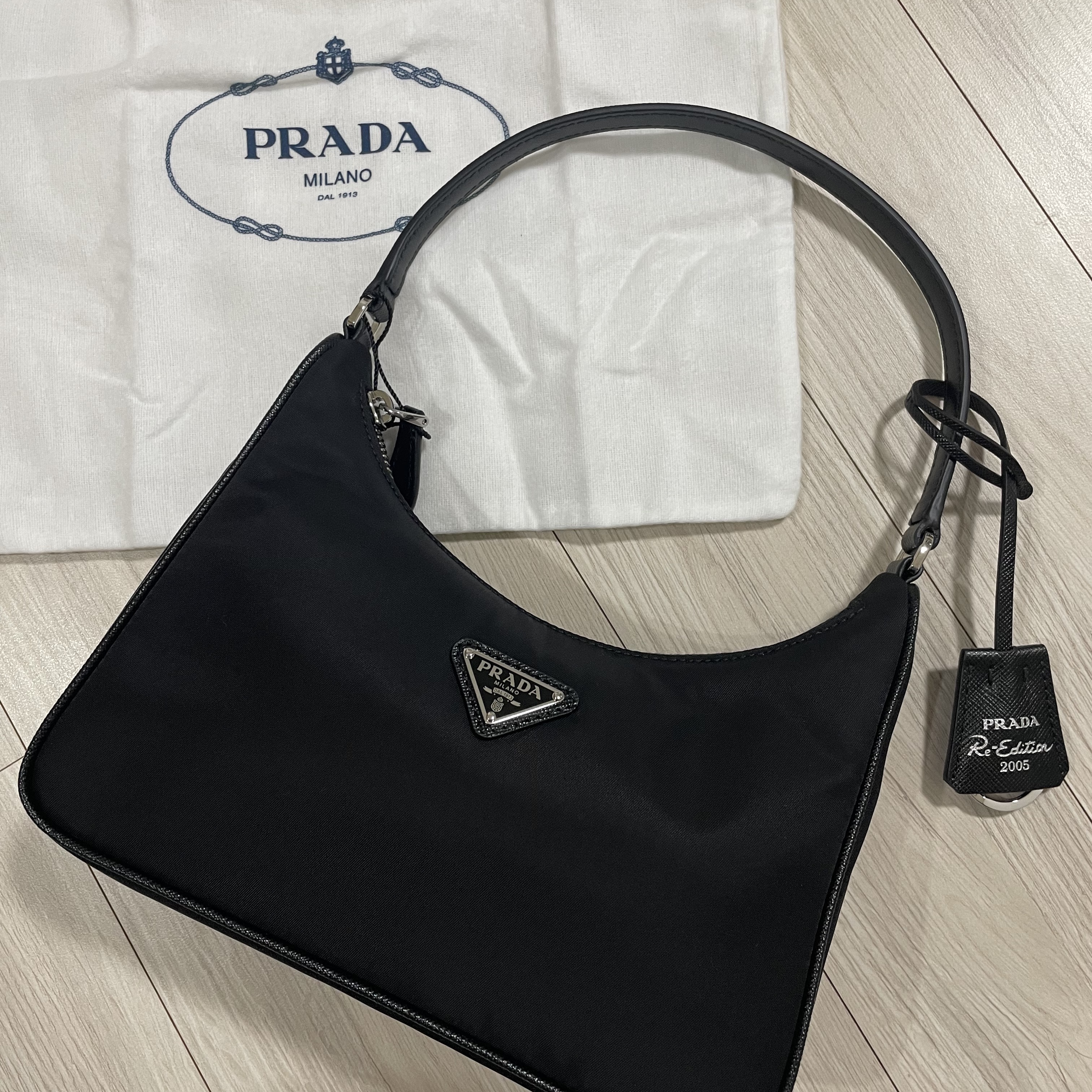Prada Re-Edition 2005 Re-Nylon Mini Hobo Bag Black 착용 스타일