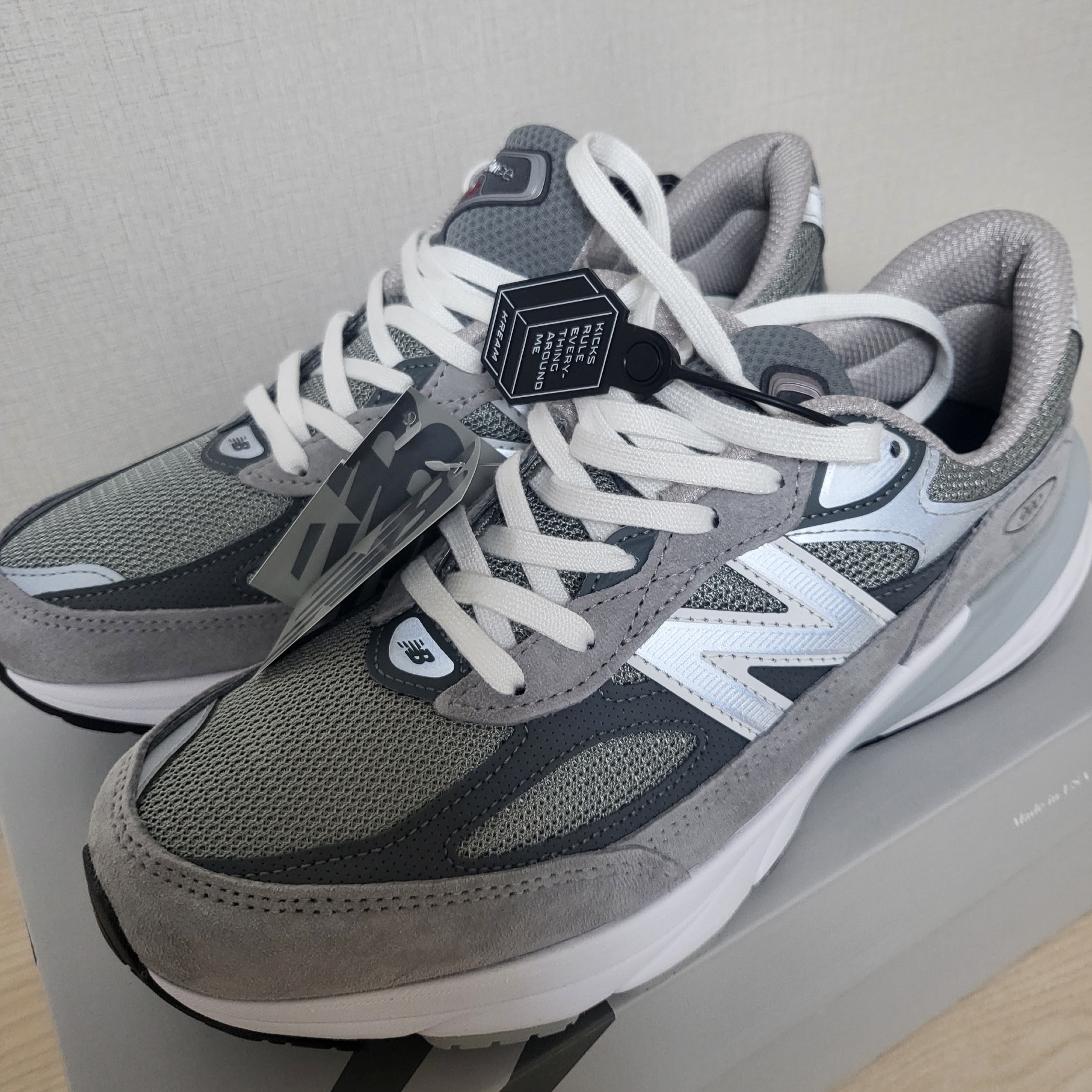 (W) New Balance 990v6 Made in USA Grey - D Wide 착용 스타일
