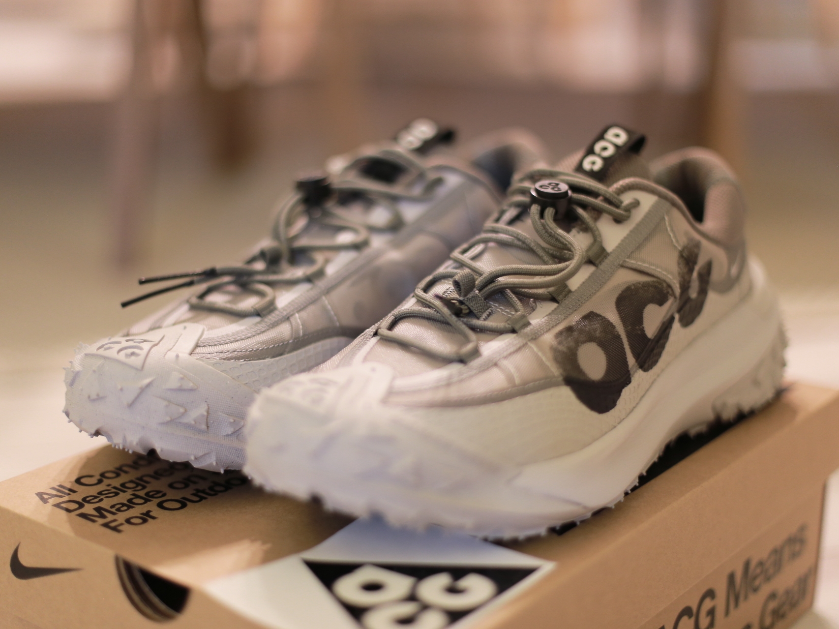 Nike ACG Mountain Fly 2 Low Light Iron Ore Black 착용 스타일 - 2