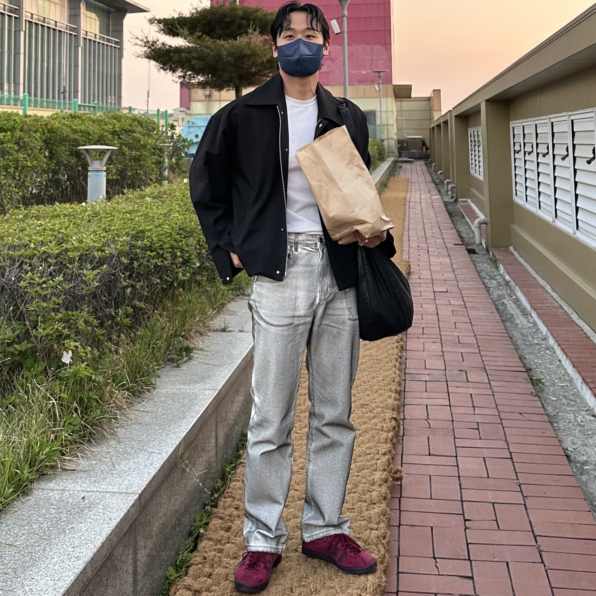 Adidas Tobacco Gruen Collegiate Burgundy 착용 스타일 - 1