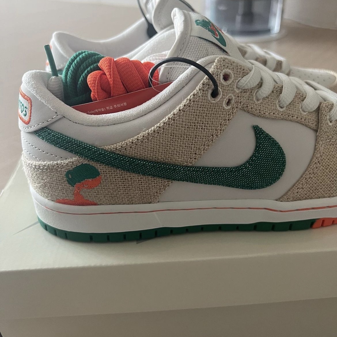 Nike x Jarritos SB Dunk Low Phantom and Malachite 착용 스타일 - 2
