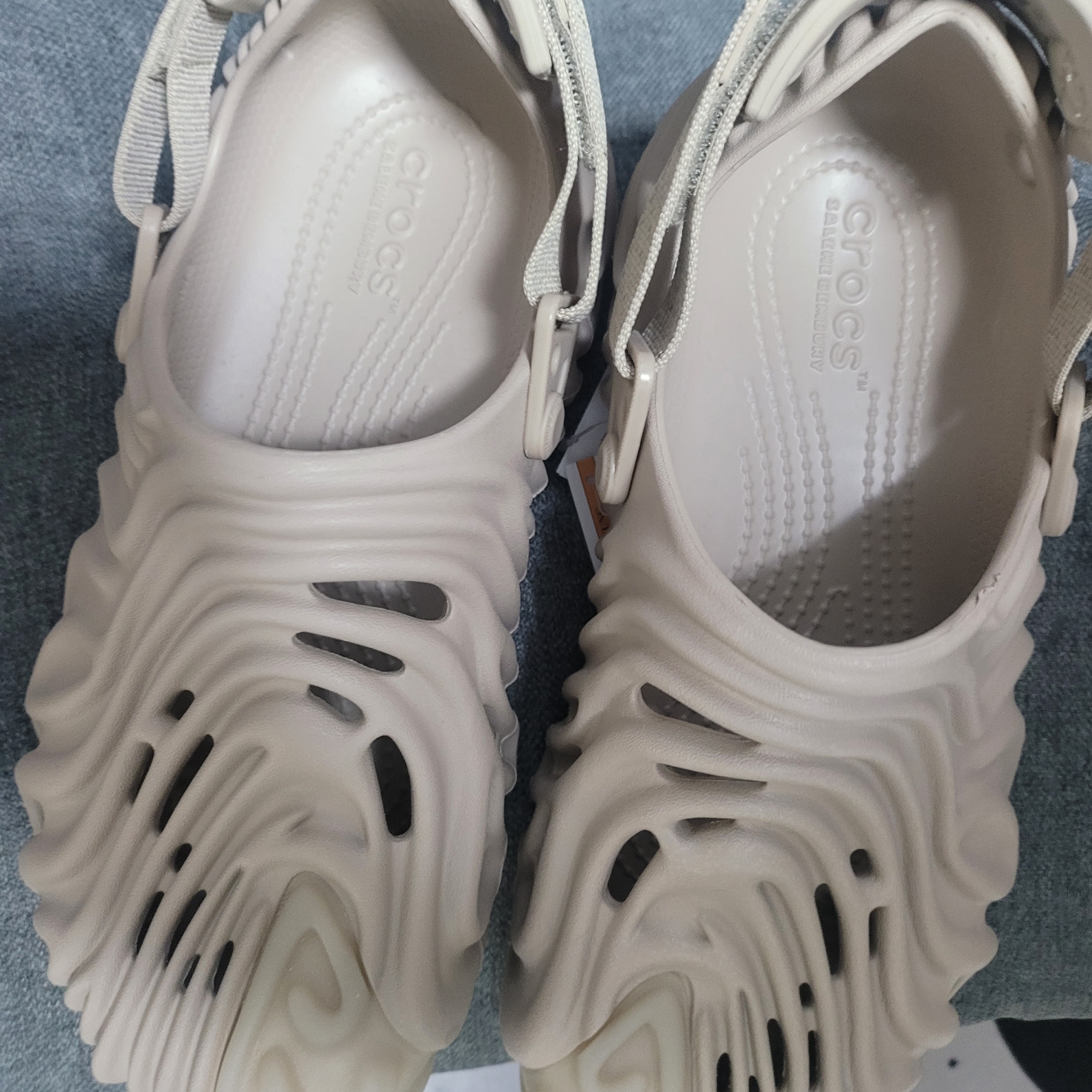 Crocs x Salehe Bembury Pollex Clog Horchata 착용 스타일