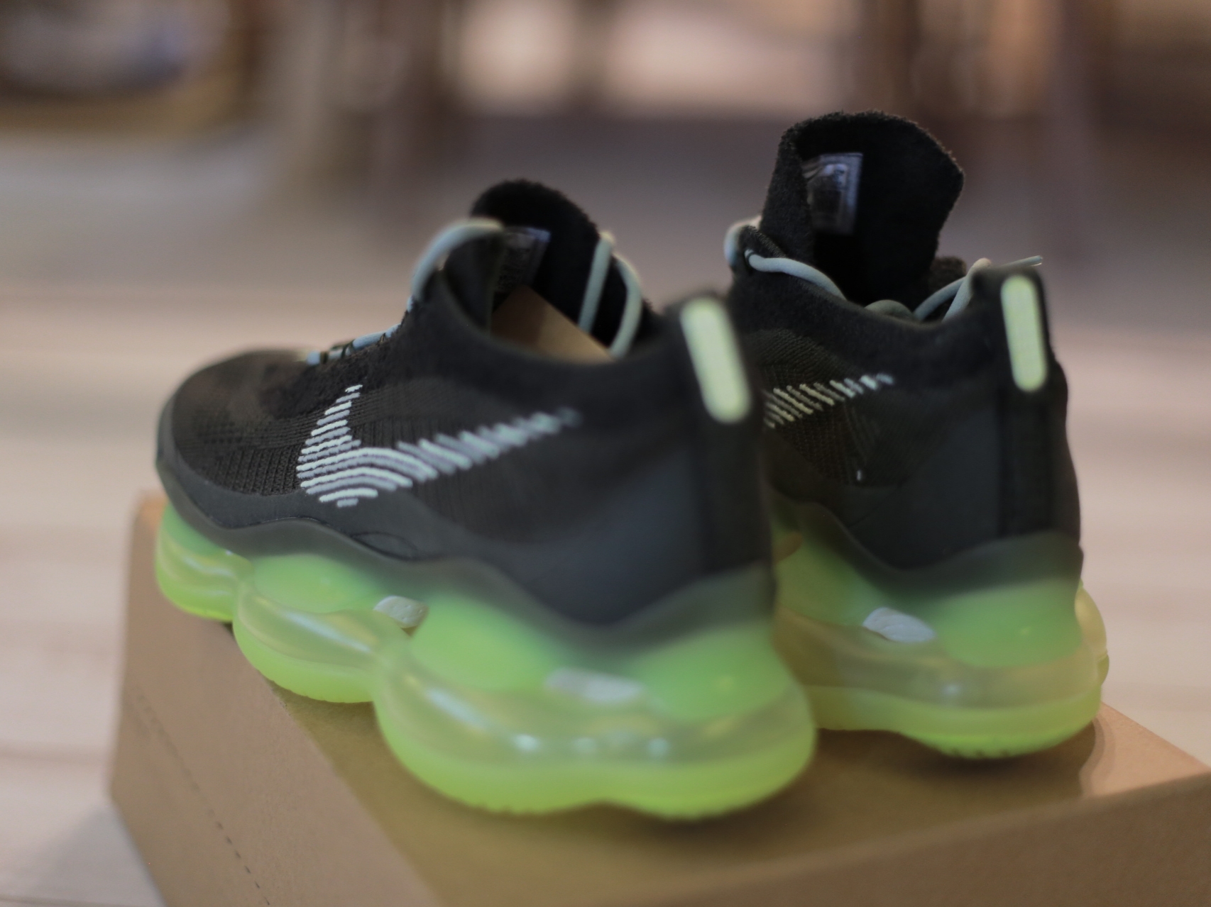 Nike Air Max Scorpion Flyknit Barely Volt 착용 스타일 - 3