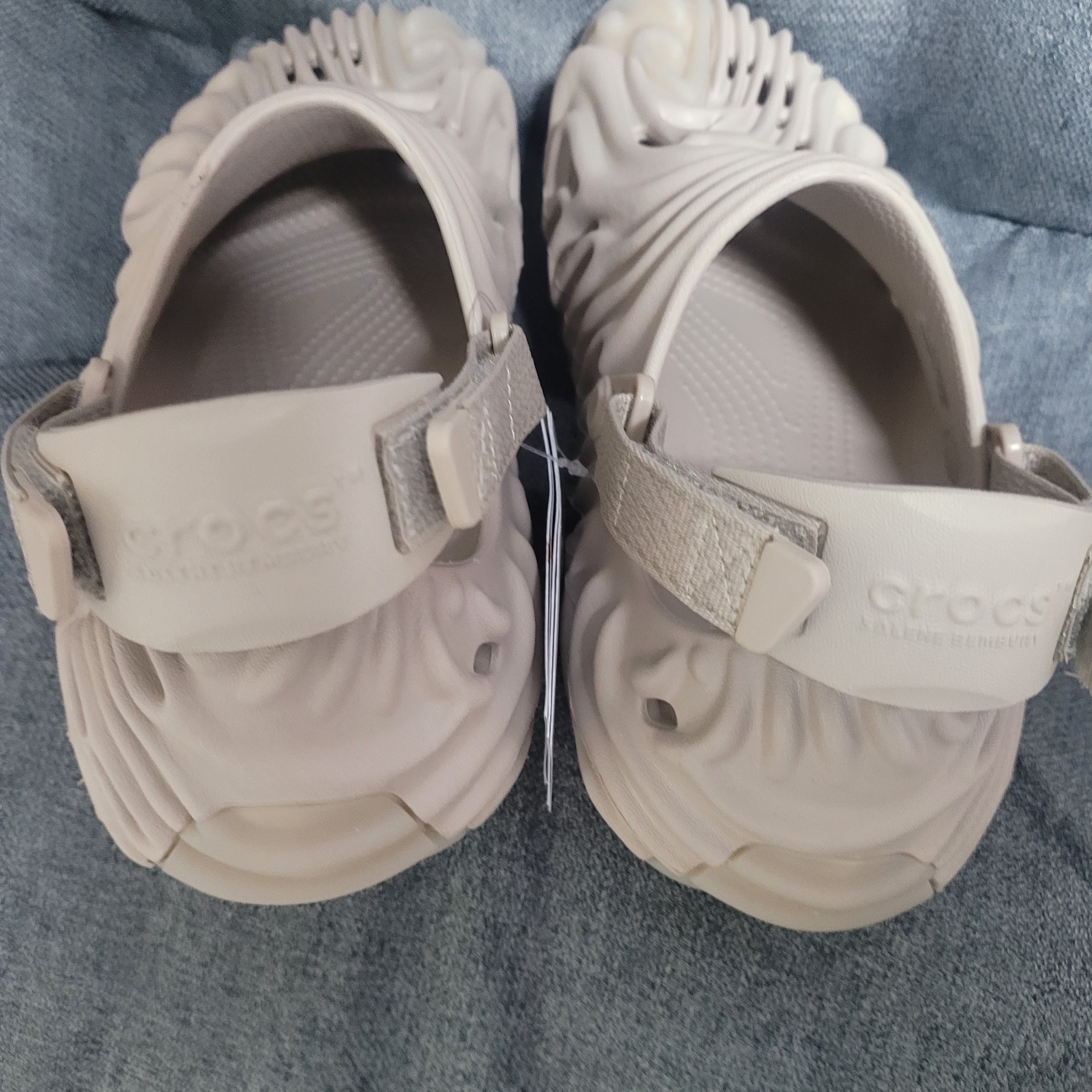 Crocs x Salehe Bembury Pollex Clog Horchata 착용 스타일