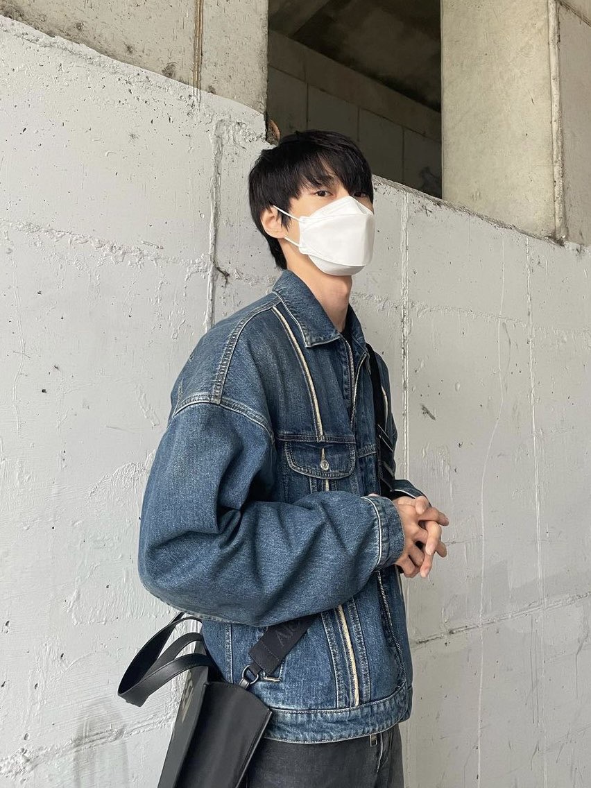 Alexander McQueen Graffiti Edge Tote Bag Black Off White 착용 스타일