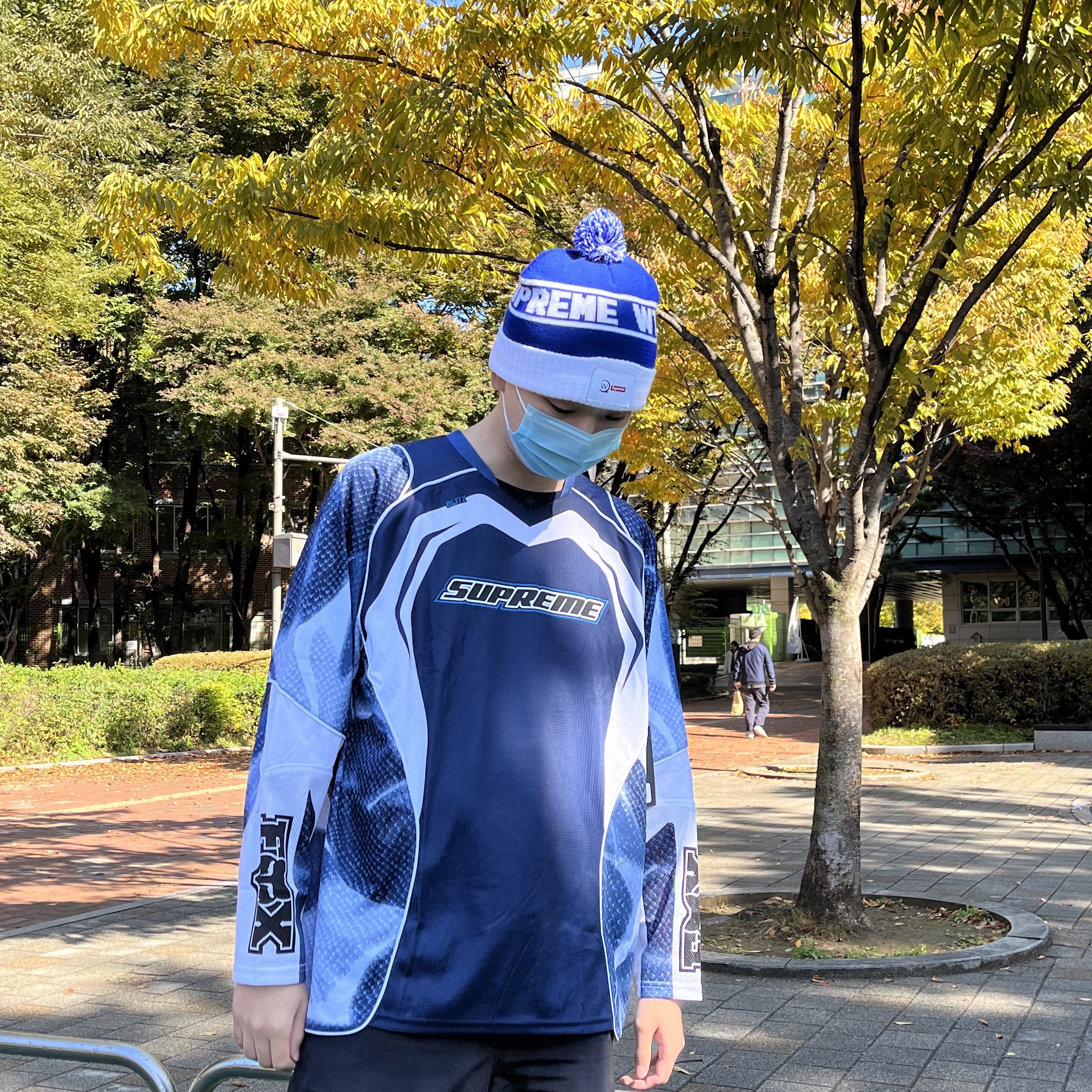 Supreme x Fox Racing Jersey Navy - 23FW, Supreme x WTAPS Beanie Blue - 21FW 착용 스타일