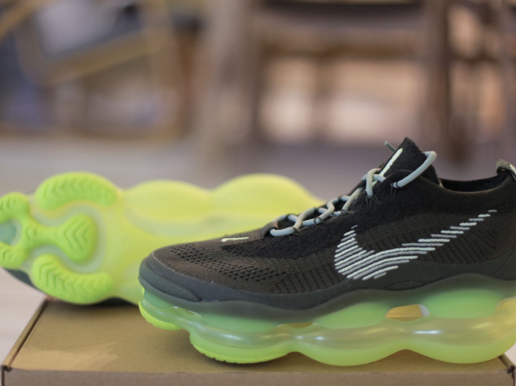 Nike Air Max Scorpion Flyknit Barely Volt 착용 스타일 - 4