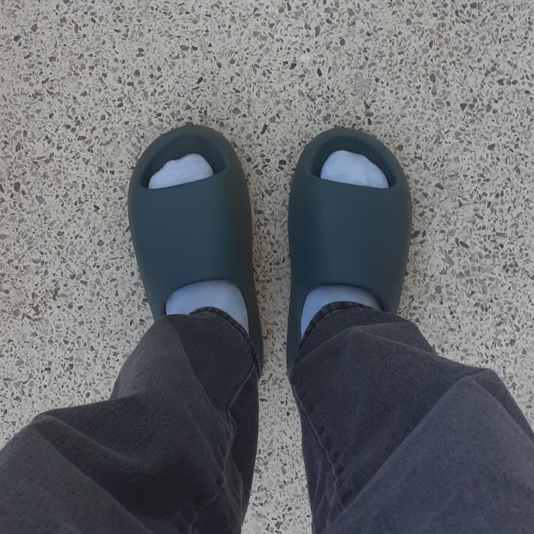Adidas Yeezy Slide Slate Marine 착용 스타일 - 1