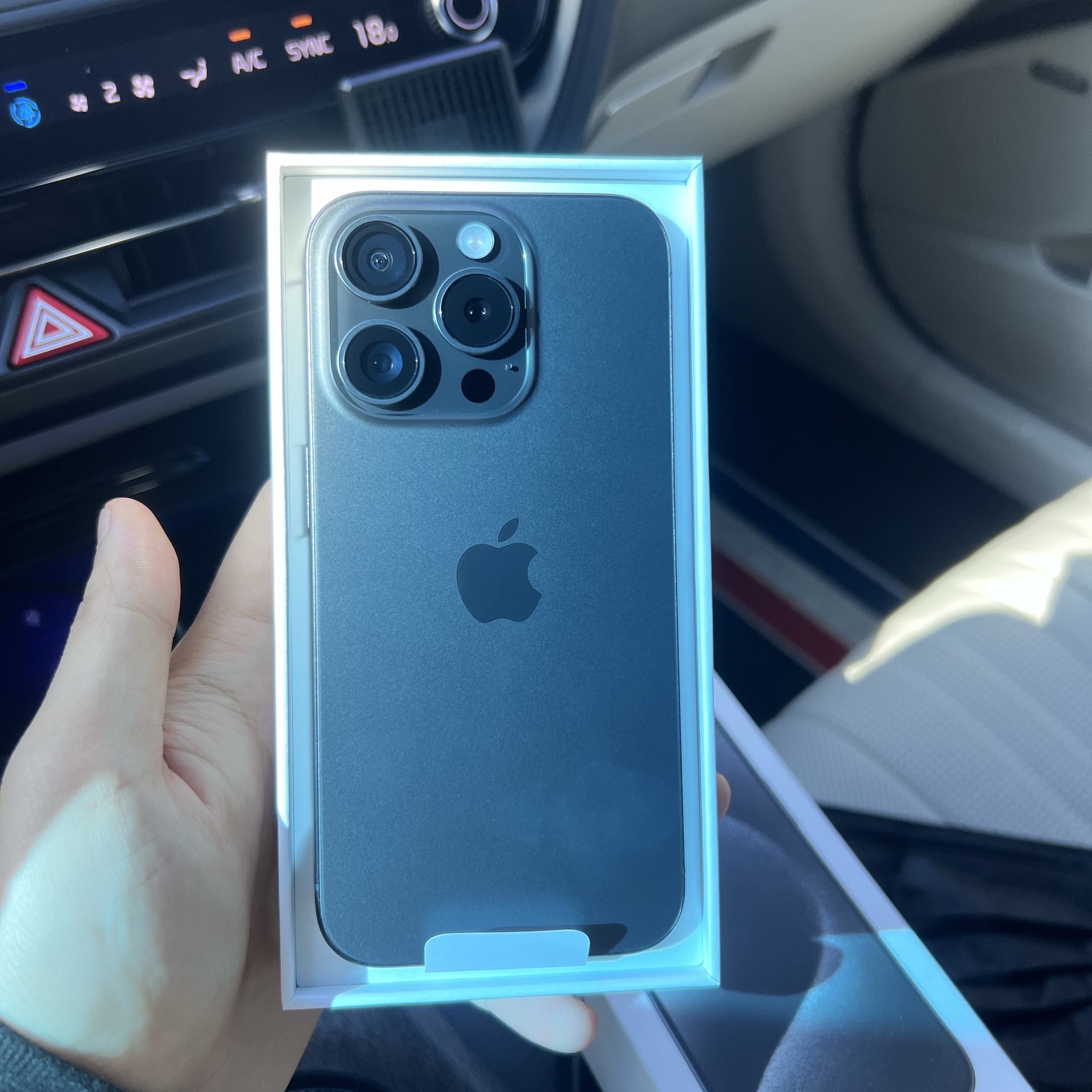 Apple iPhone 15 Pro 256GB Black Titanium (Korean Ver.) 착용 스타일
