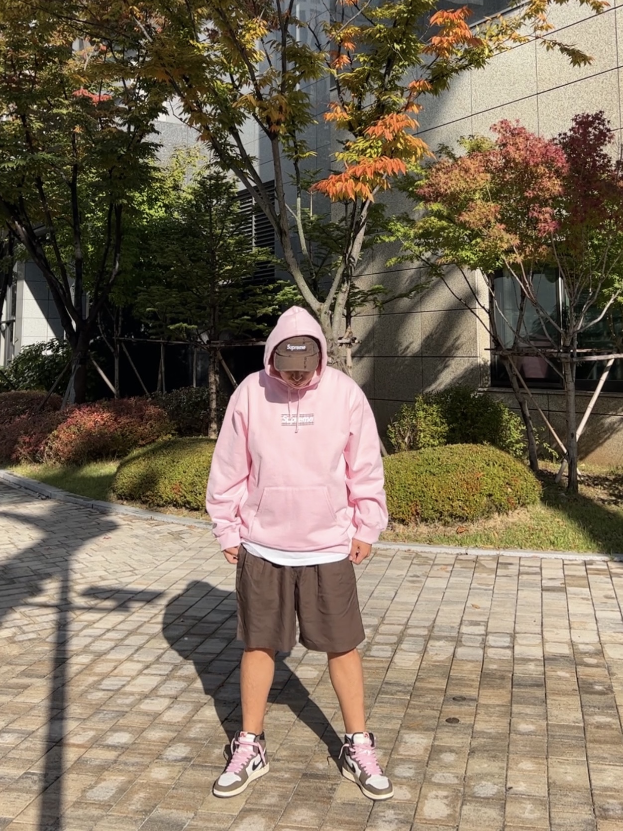 Supreme x Burberry Box Logo Hooded Sweatshirt Light Pink - 22SS, Supreme Logo Stripe Jacquard Denim Camp Cap Brown - 20FW 착용 스타일
