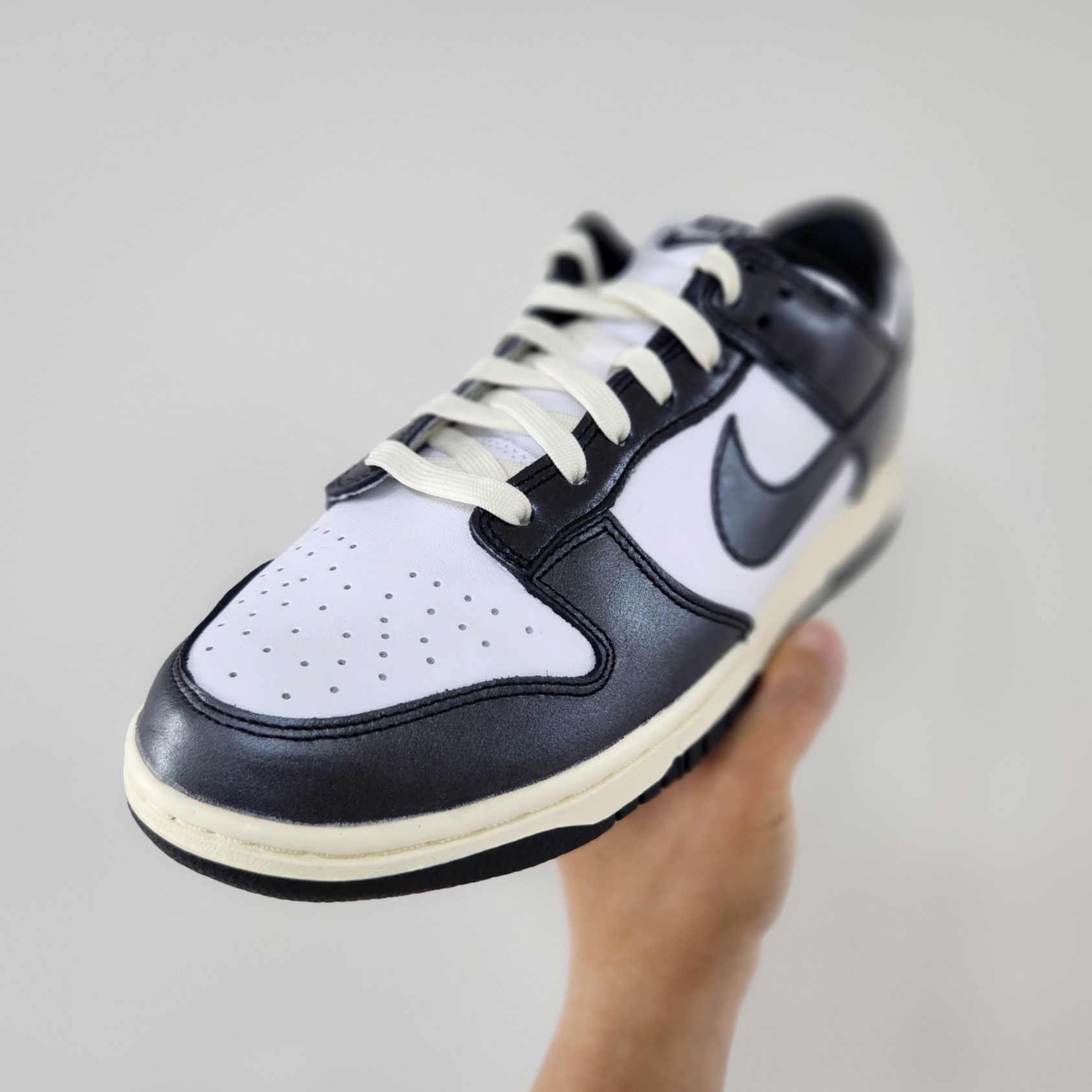 (W) Nike Dunk Low Vintage Black and White 착용 스타일 - 1