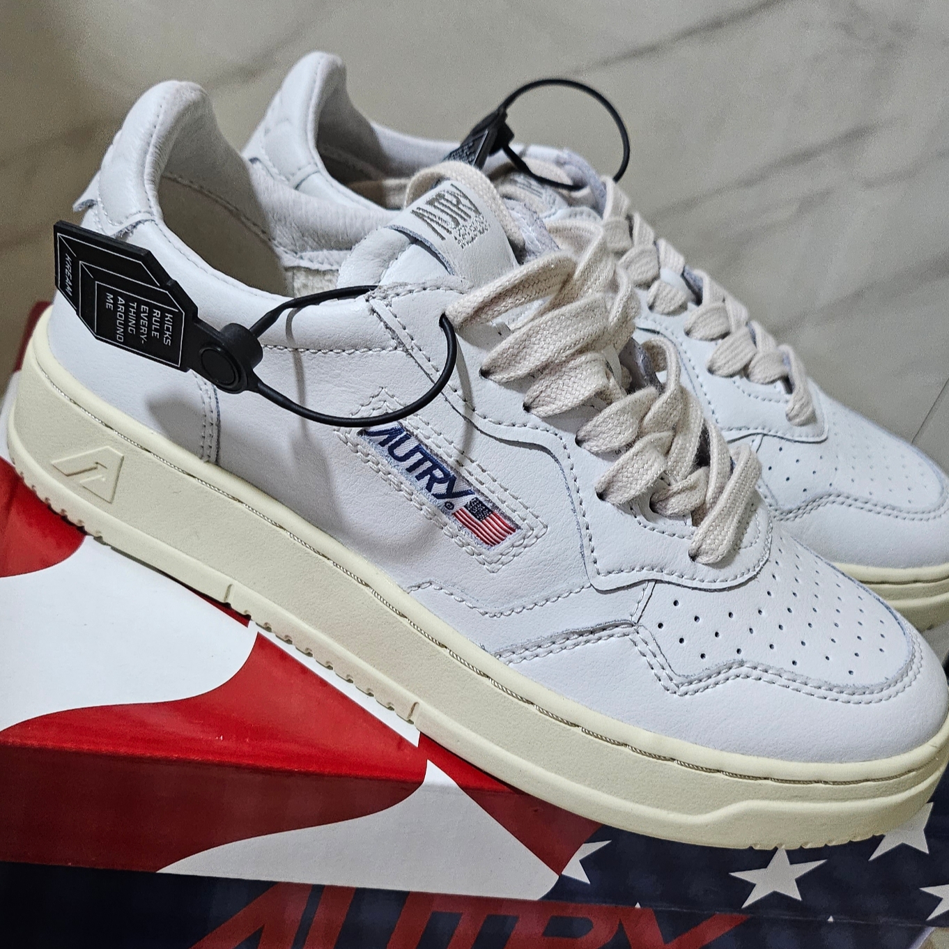 (W) Autry Medalist Low Leather Sneakers White 착용 스타일