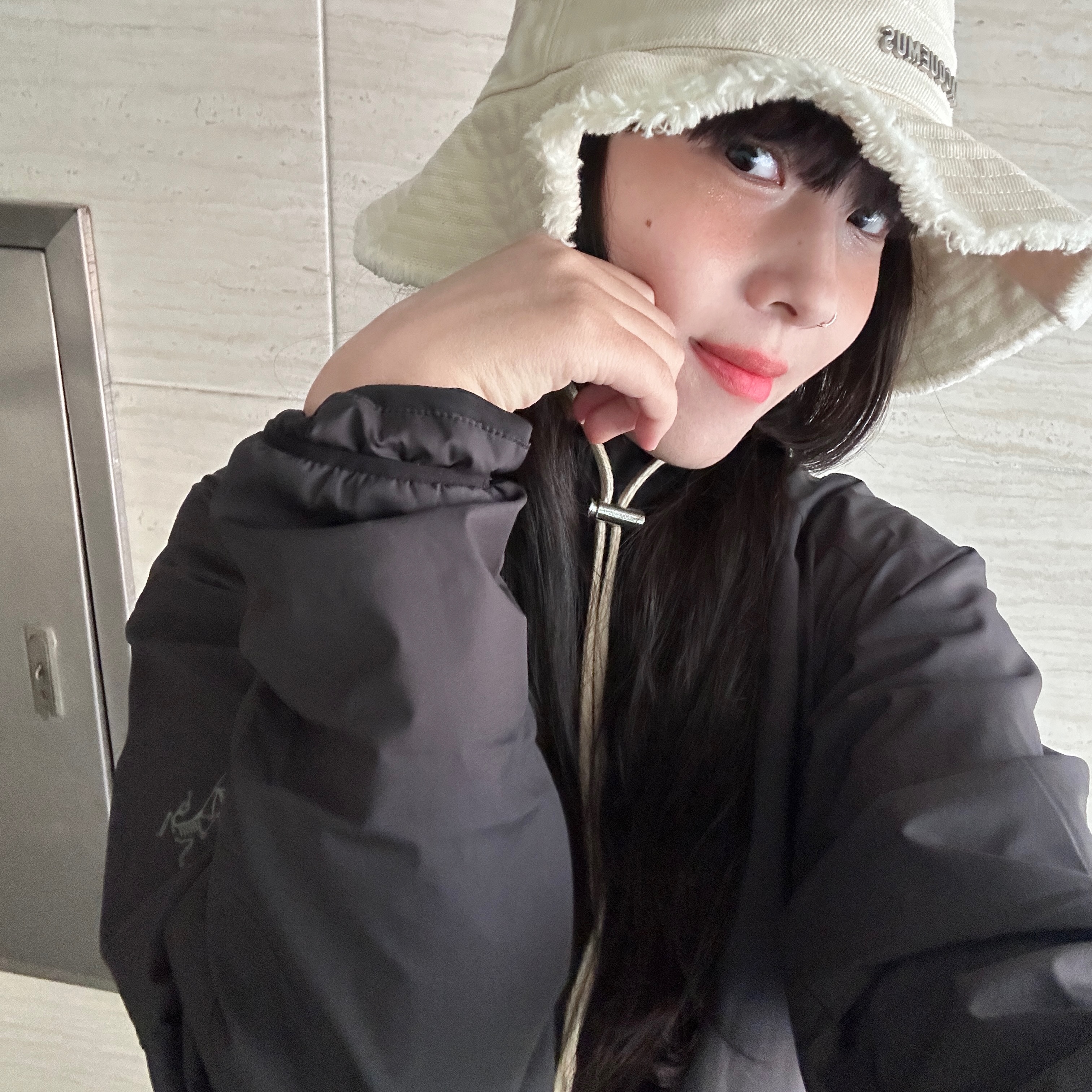 Jacquemus Le Bob Artichaut Bucket Hat Off White 착용 스타일 - 1