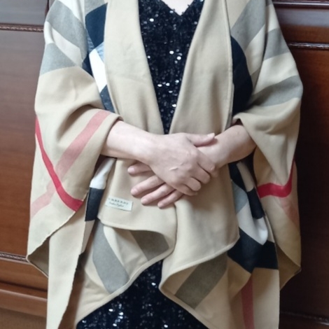 (W) Burberry Reversible Check Merino Wool Poncho Camel 착용 스타일 - 1