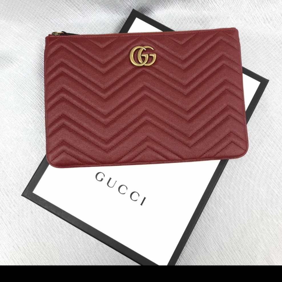 Gucci GG Marmont Leather Pouch Red 착용 스타일