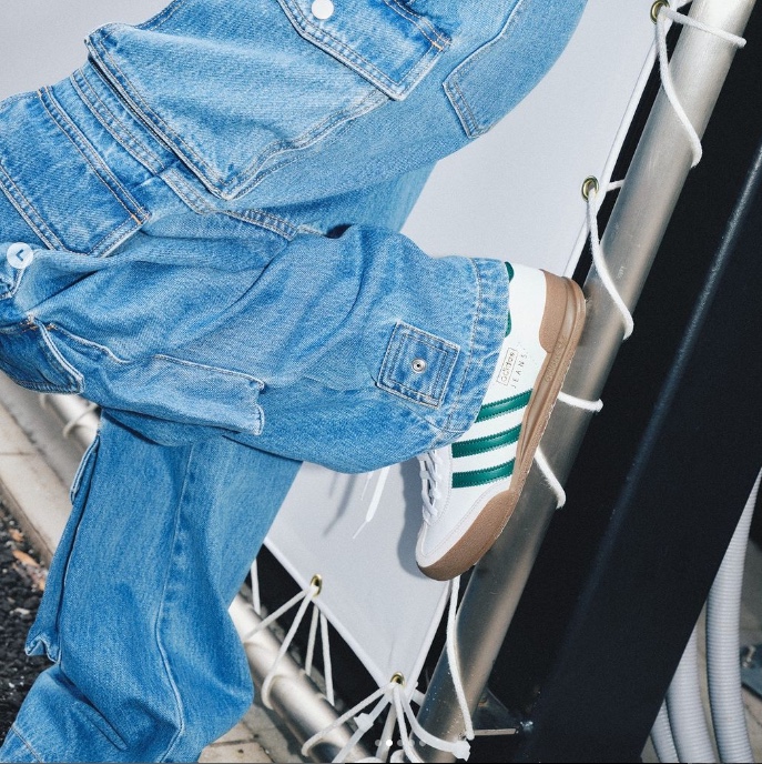 Adidas Jeans Cloud White Collegiate Green Gum 착용 스타일 - 1