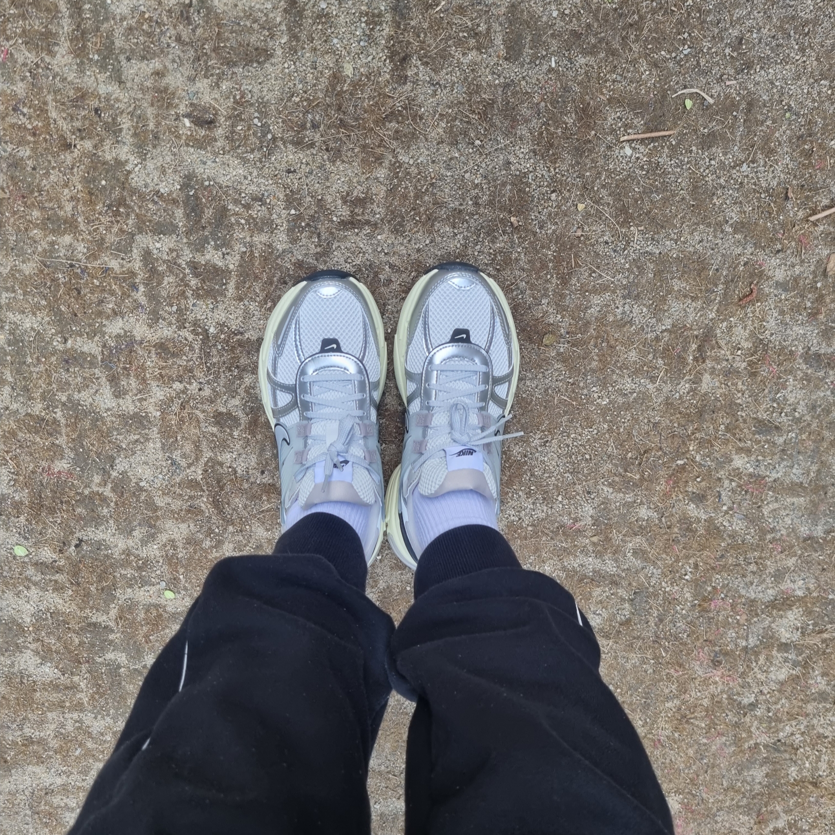 Nike V2K Run Summit White Metallic Silver 착용 스타일 - 1