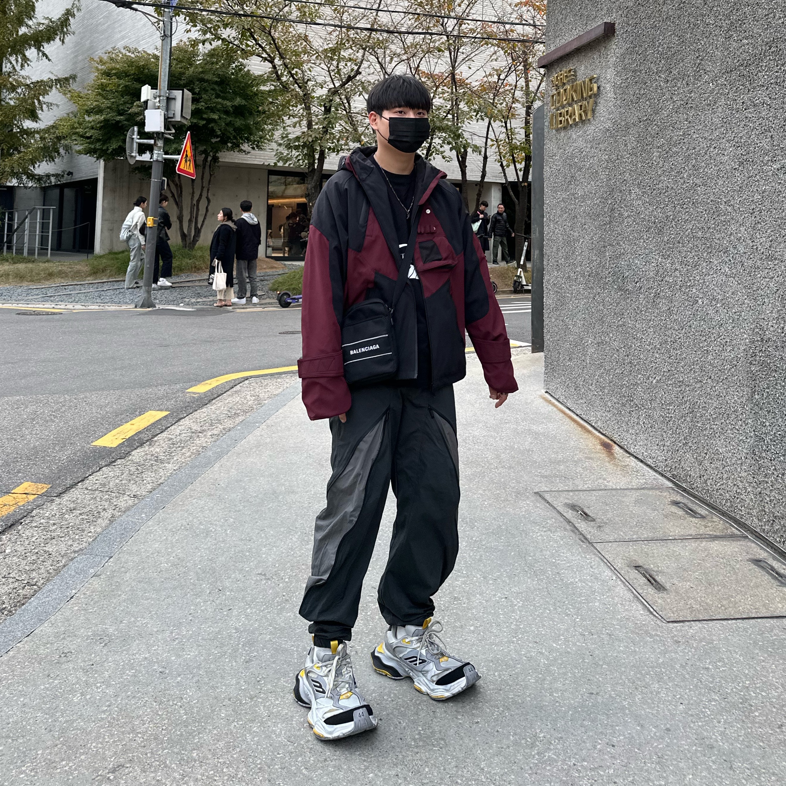 Balenciaga Cargo Sneakers Grey Black Yellow, Balenciaga Sport Small Messenger Bag Black White 착용 스타일