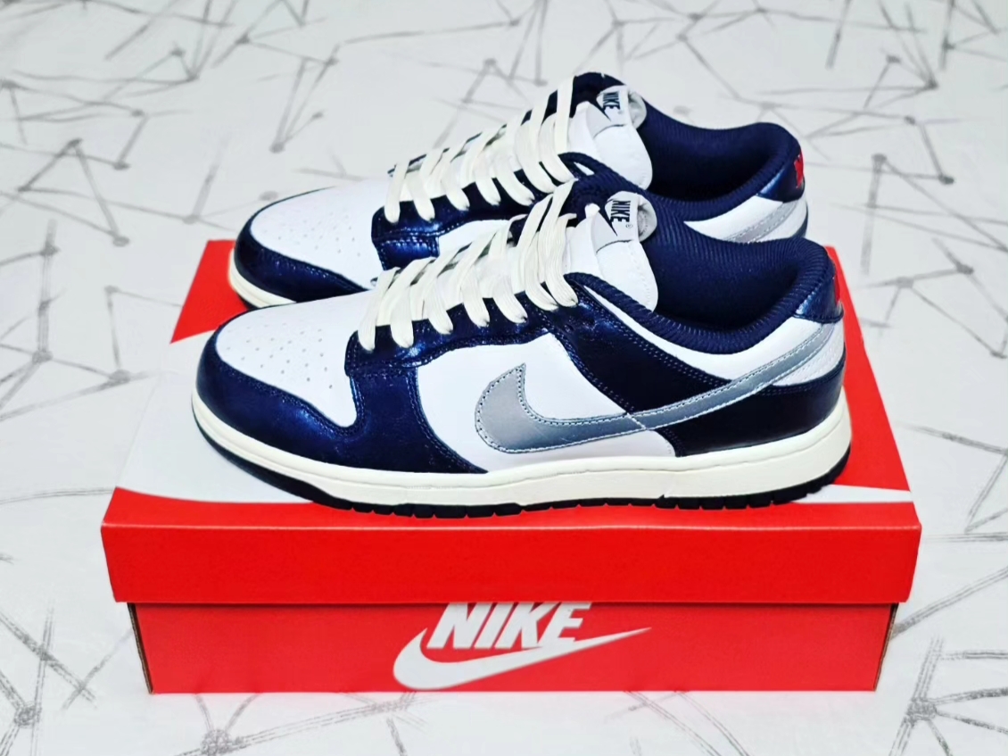 (W) Nike Dunk Low PRM Midnight Navy and White 착용 스타일 - 2