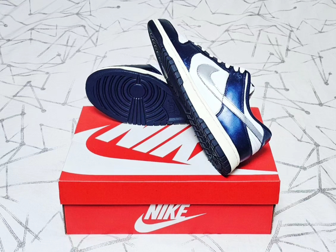 (W) Nike Dunk Low PRM Midnight Navy and White 착용 스타일 - 4