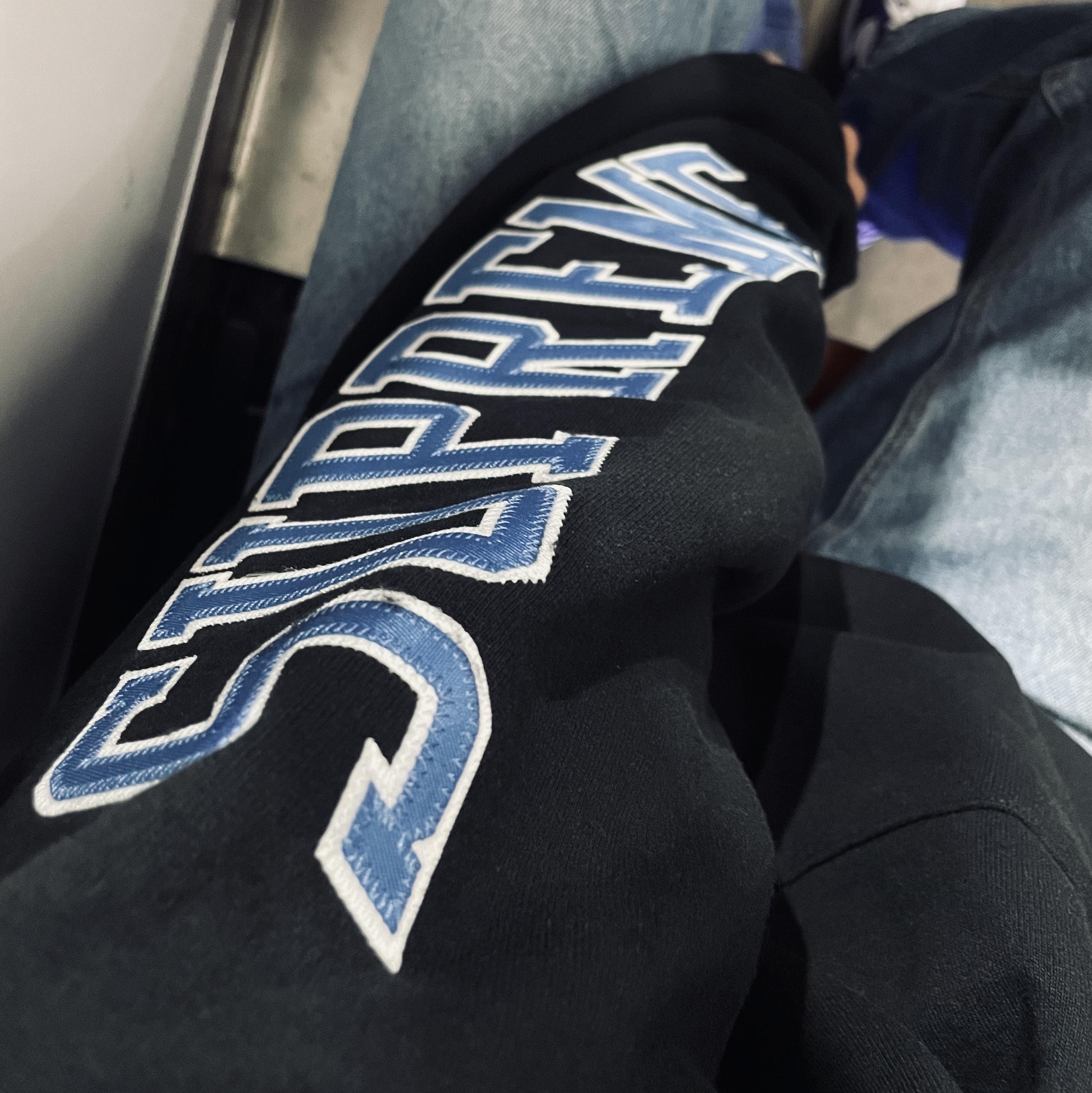 Supreme Sleeve Arc Hooded Sweatshirt Black - 23FW, Nike Dunk Low Retro Championship Court Purple 착용 스타일 - 2