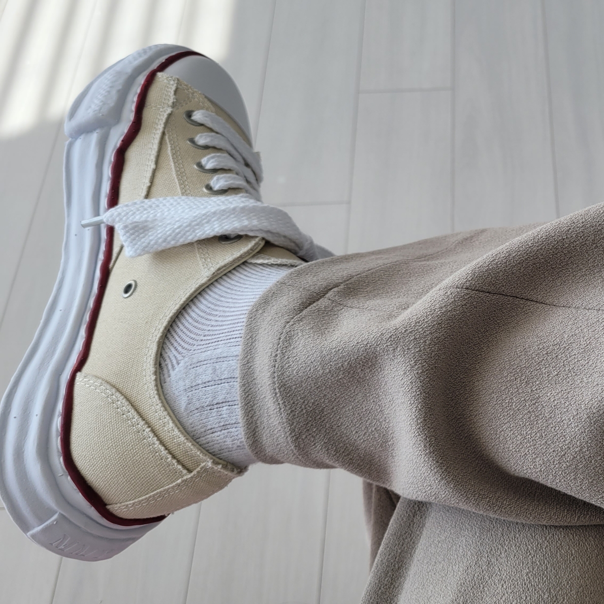 Maison Mihara Yasuhiro Peterson OG Sole Canvas Low-top Sneakers Natural 착용 스타일 - 4
