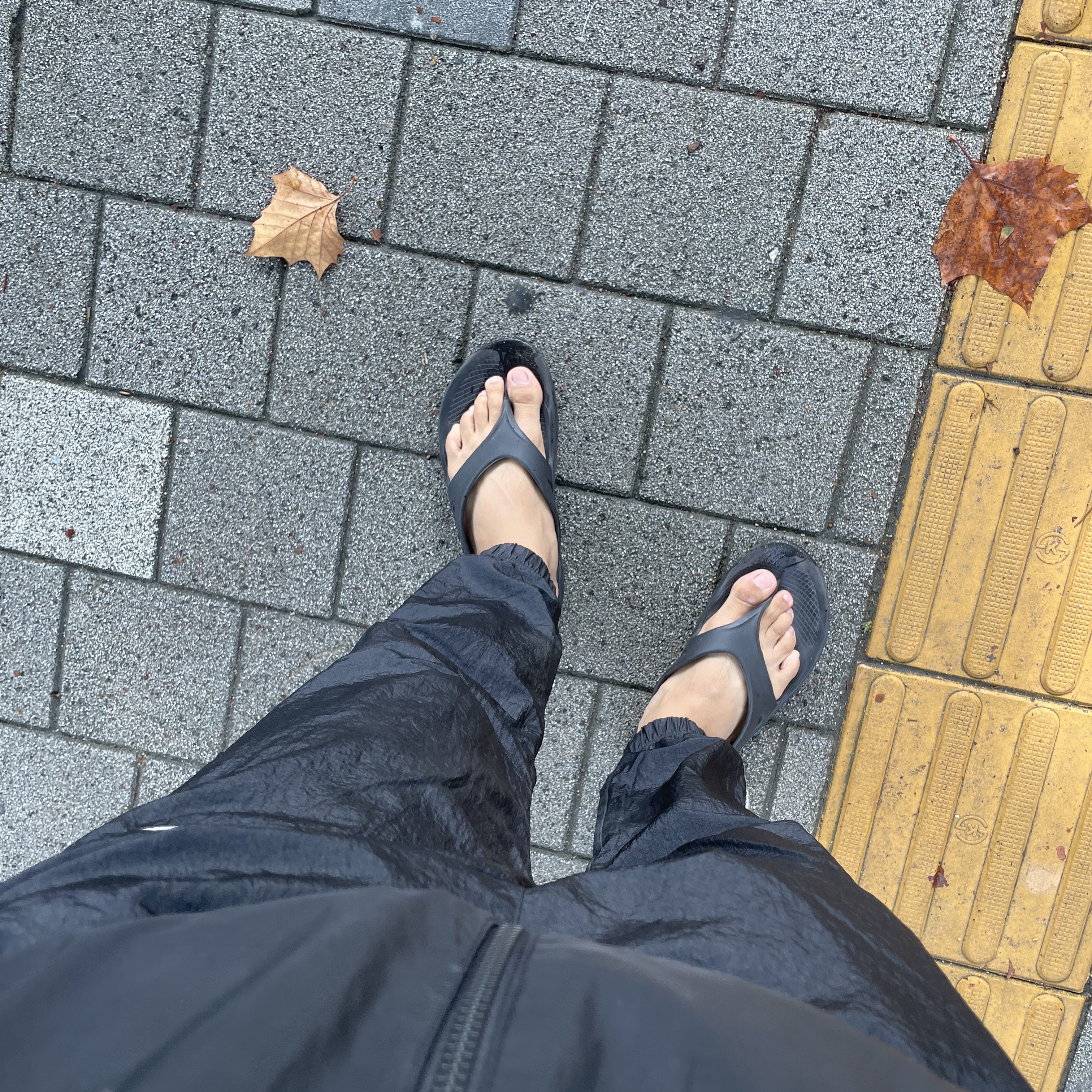 Oofos OOriginal Black 착용 스타일