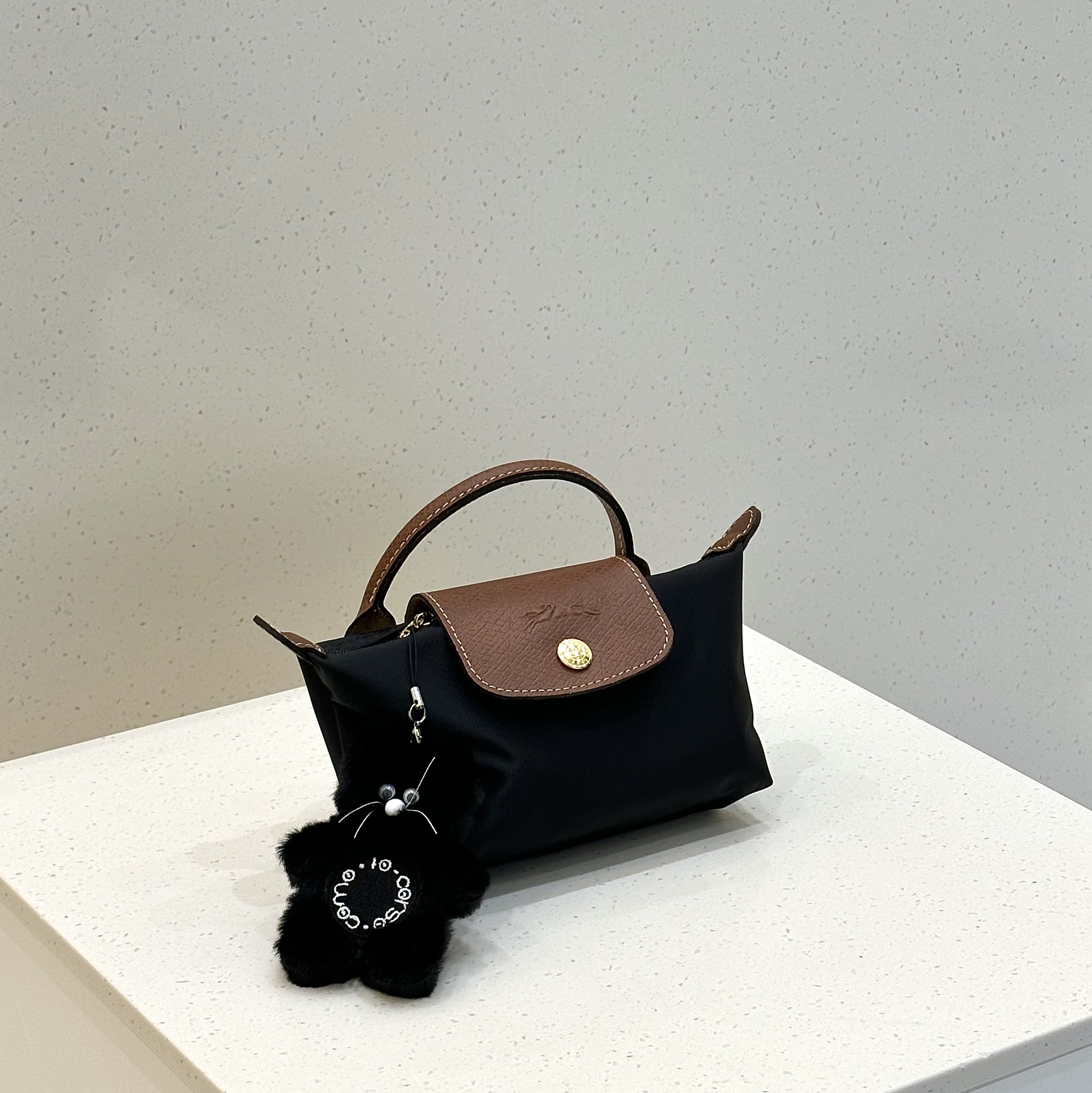 Longchamp Le Pliage Original Handle Pouch Black, Monamhee x 10 Corso Como Bianco Phone Strap Black 착용 스타일