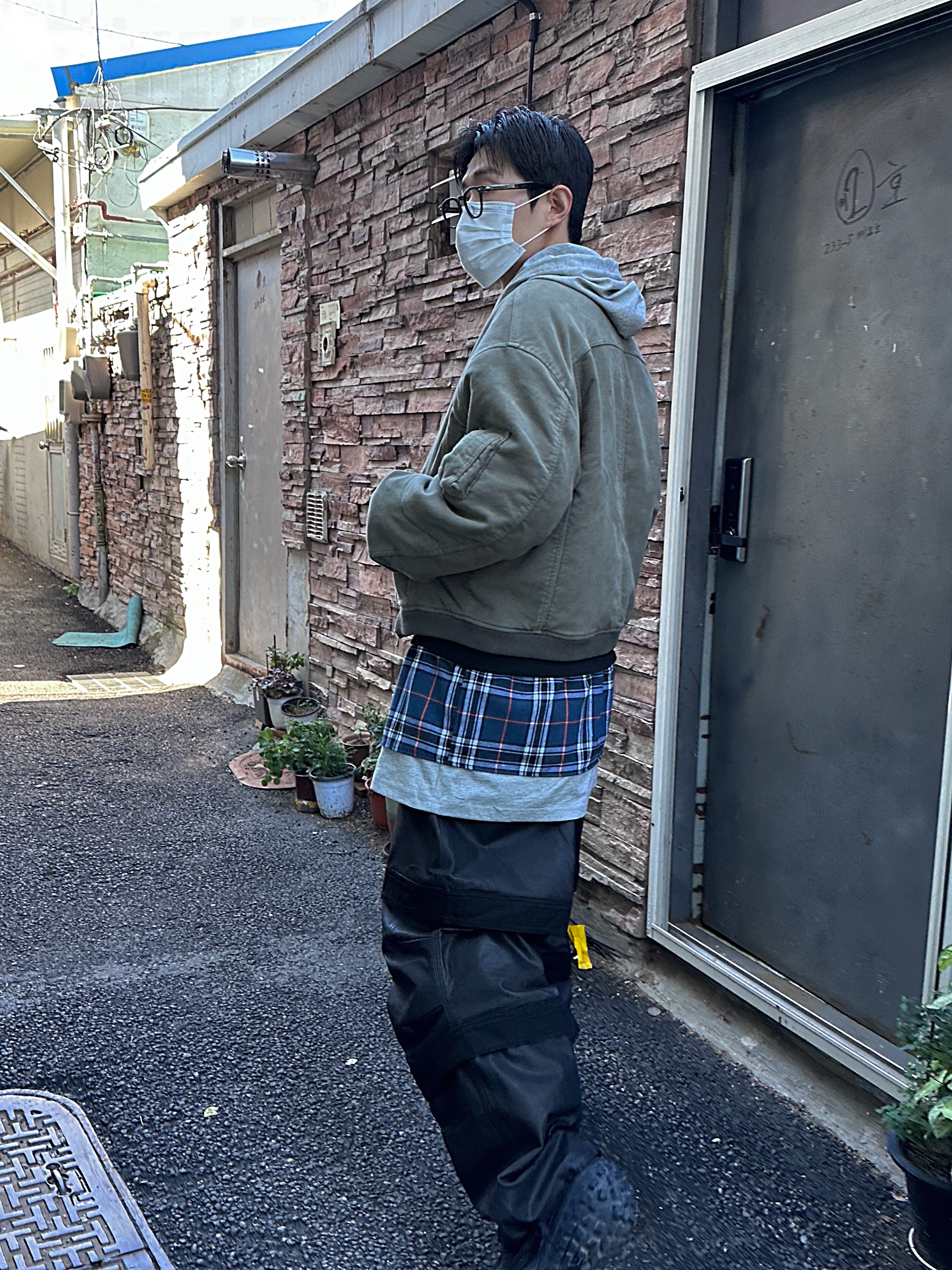 Project G/R 3 Layered Top Black, Farfromwhat Far Layered Work Pants Coated Black 착용 스타일 - 5