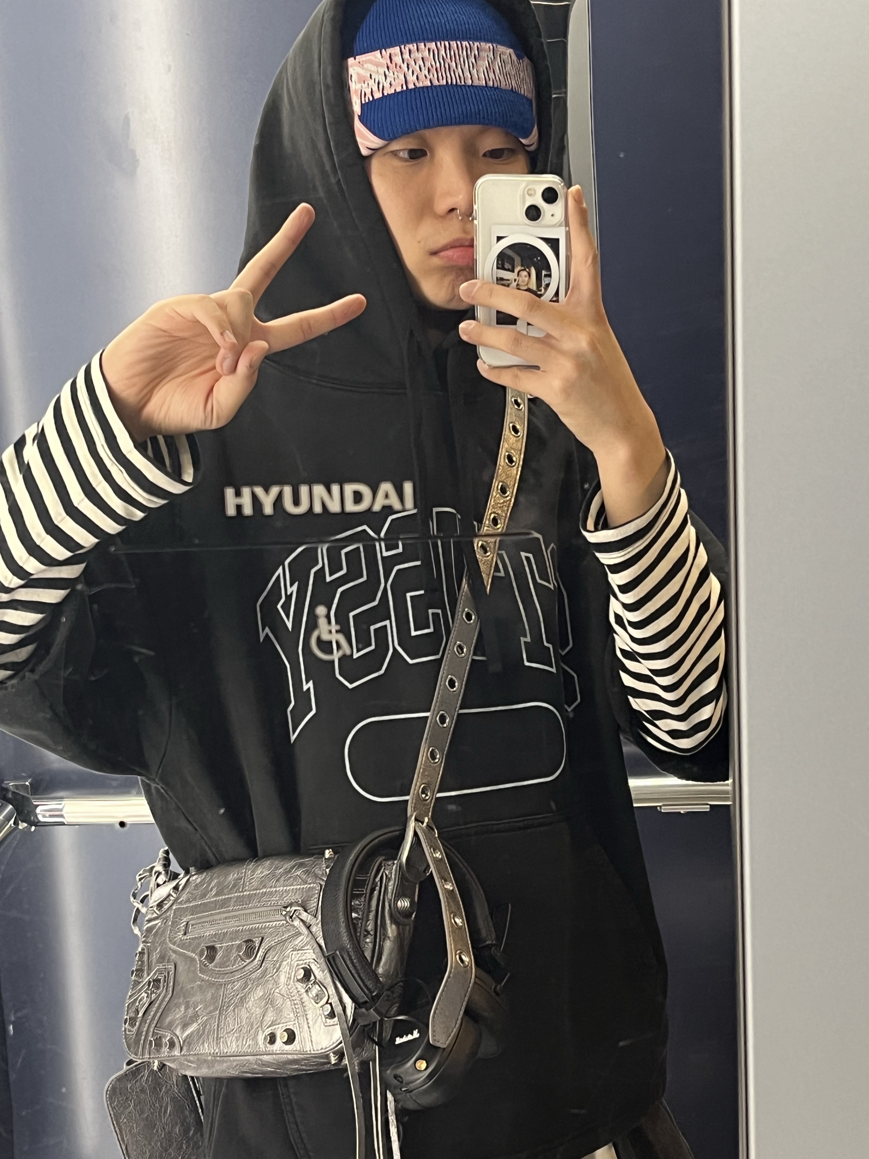 Stussy SS Boxy Cropped Hoodie Black 착용 스타일