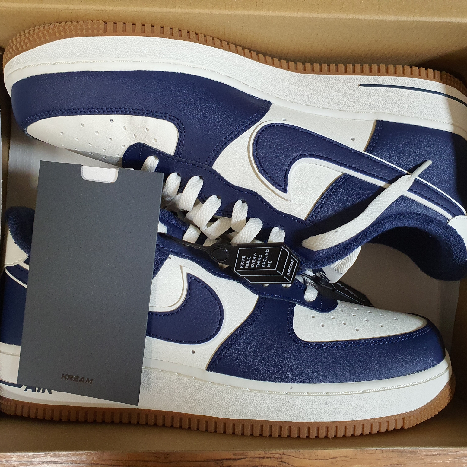 Nike Air Force 1 '07 LV8 Midnight Navy 착용 스타일 - 2
